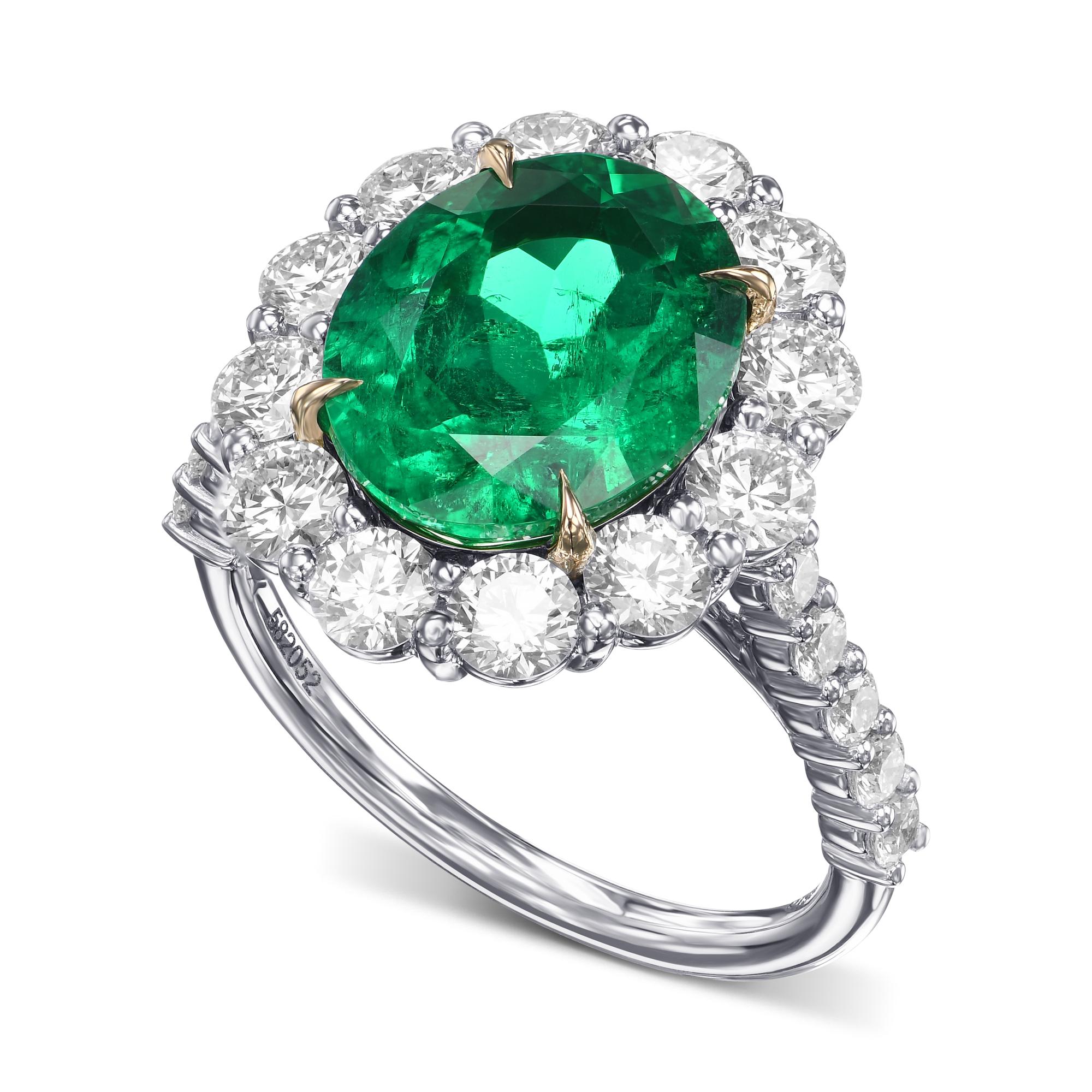 Moderno 4,11 carati certificati di smeraldo ovale Muzo e anello con diamante a raggiera in vendita
