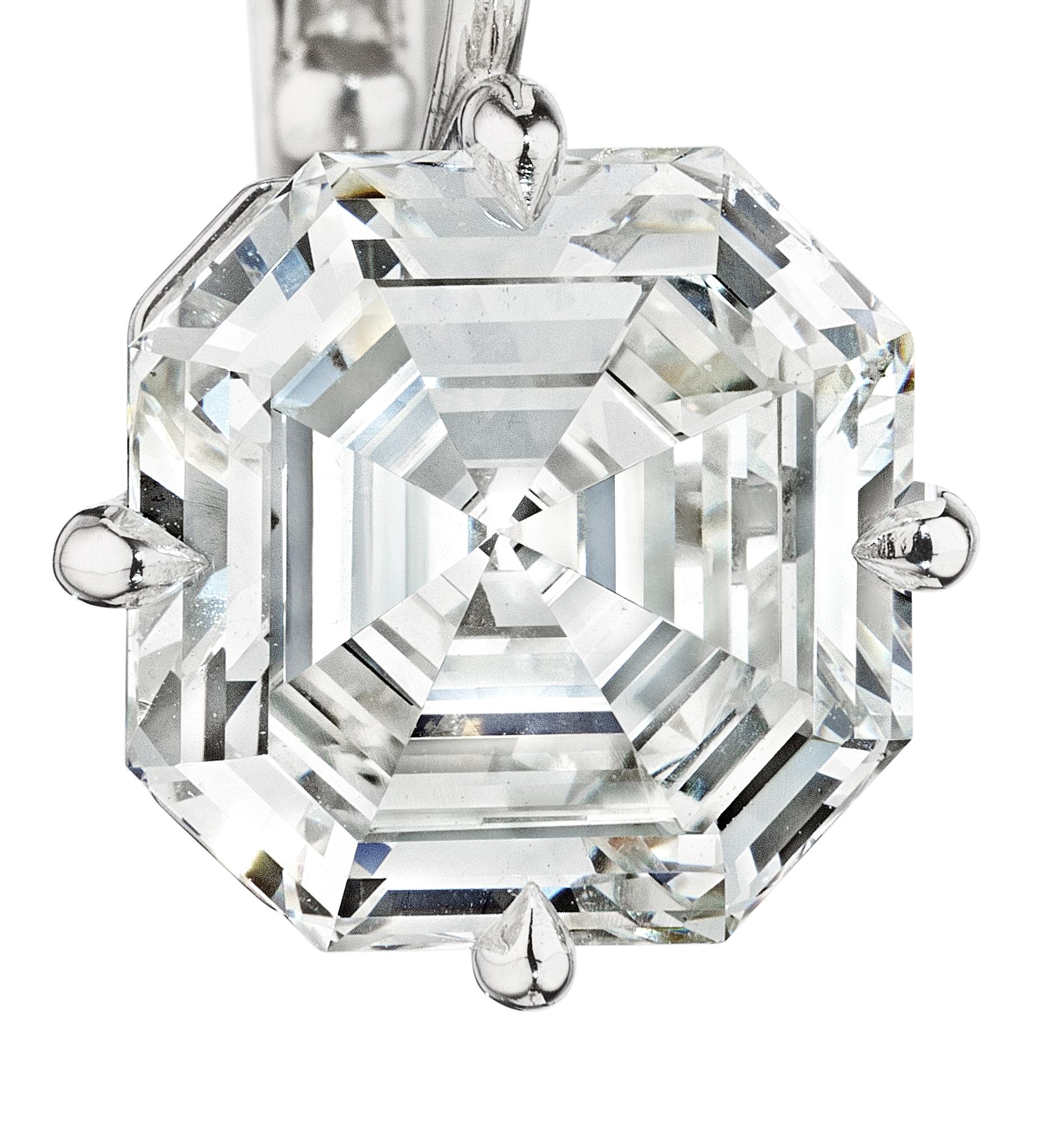 Avec leurs lignes modernes et graphiques, ces boucles d'oreilles en platine à diamant taillé en gradins carrés de 4,11 carats sont chic 24 heures sur 24, 7 jours sur 7.   Couleur du diamant J-K. Clarté VS2. Certifié GIA #13092021 et #14568941. Conçu