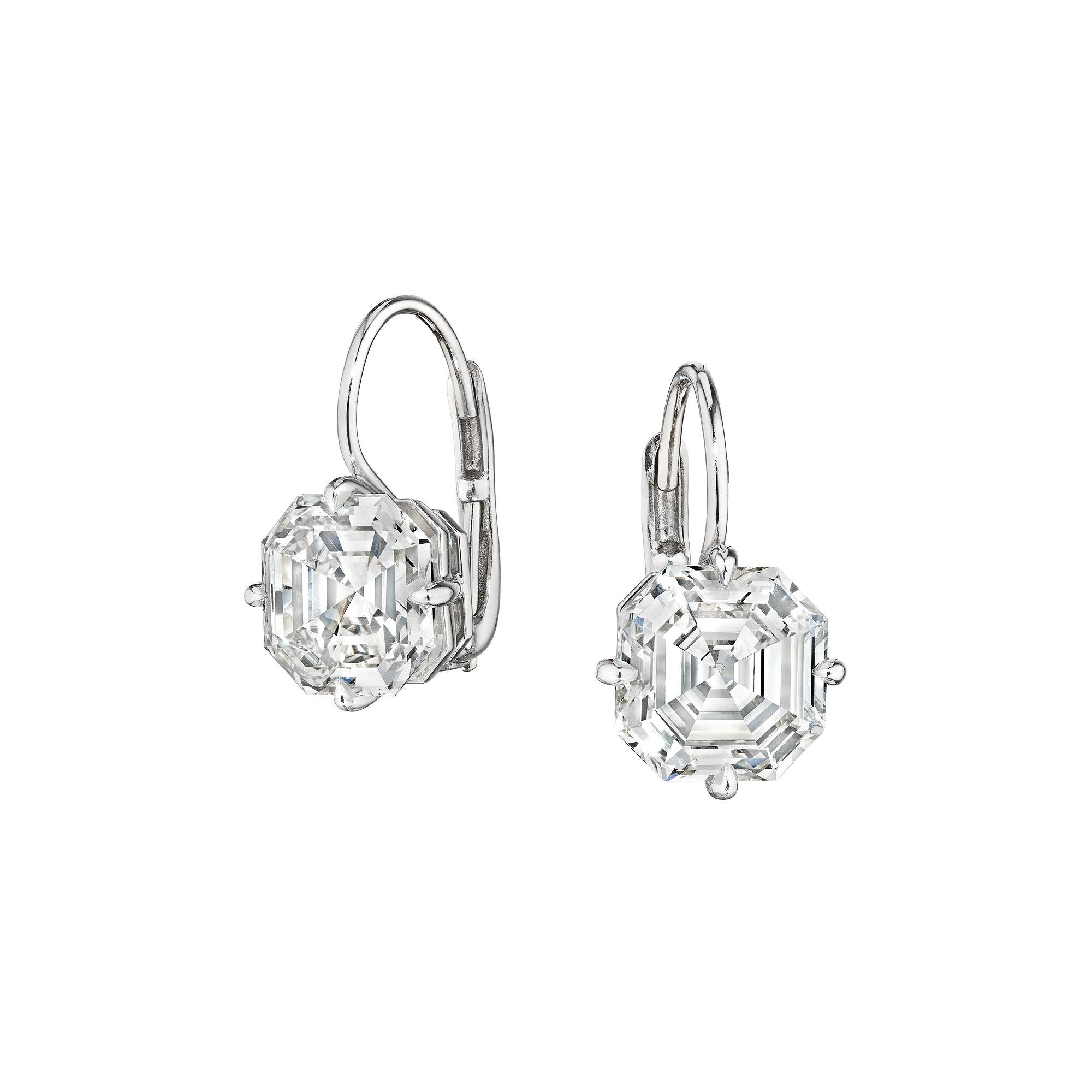Moderne Boucles d'oreilles pendantes en platine avec diamants taille carrée et couronne de 4,11 carats en vente