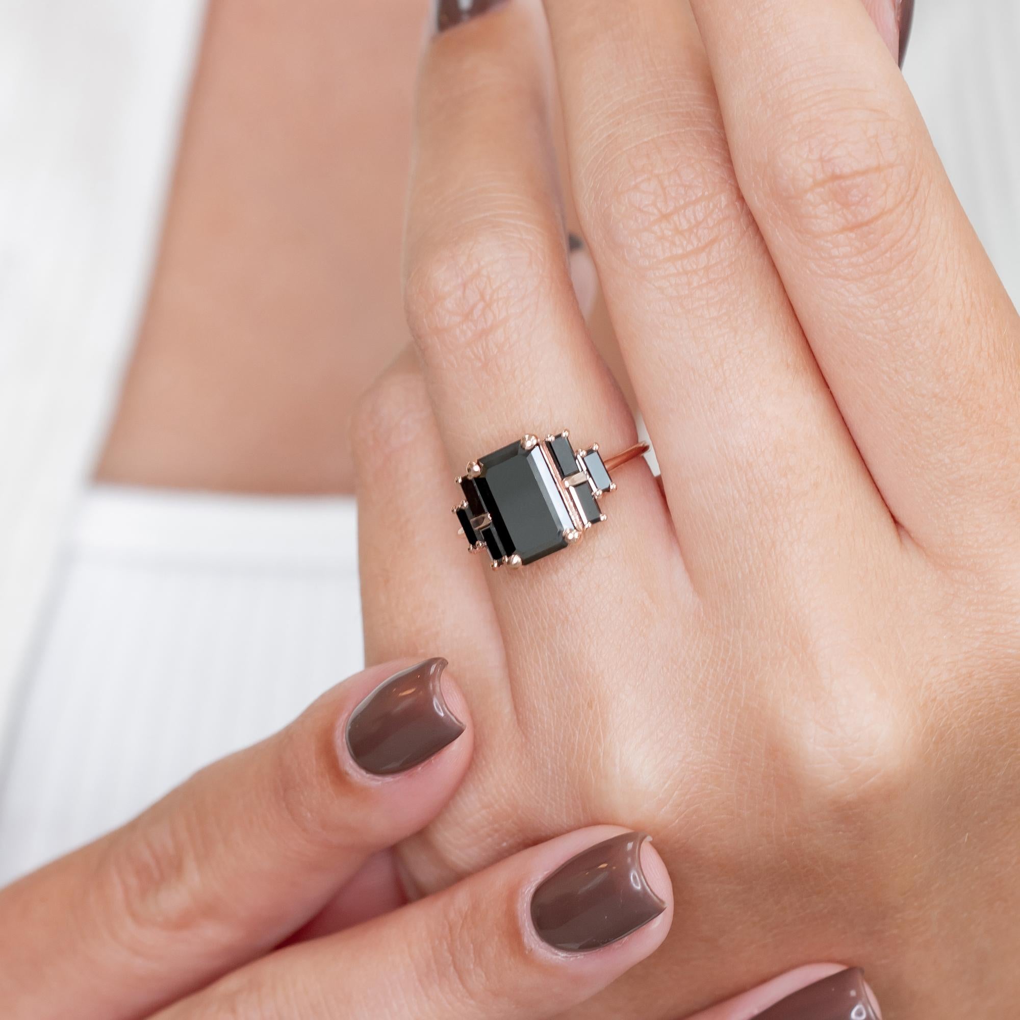 41,10 Karat einzigartiger schwarzer Smaragd & Diamant-Verlobungsring mit Baguetteschliff  (Smaragdschliff) im Angebot
