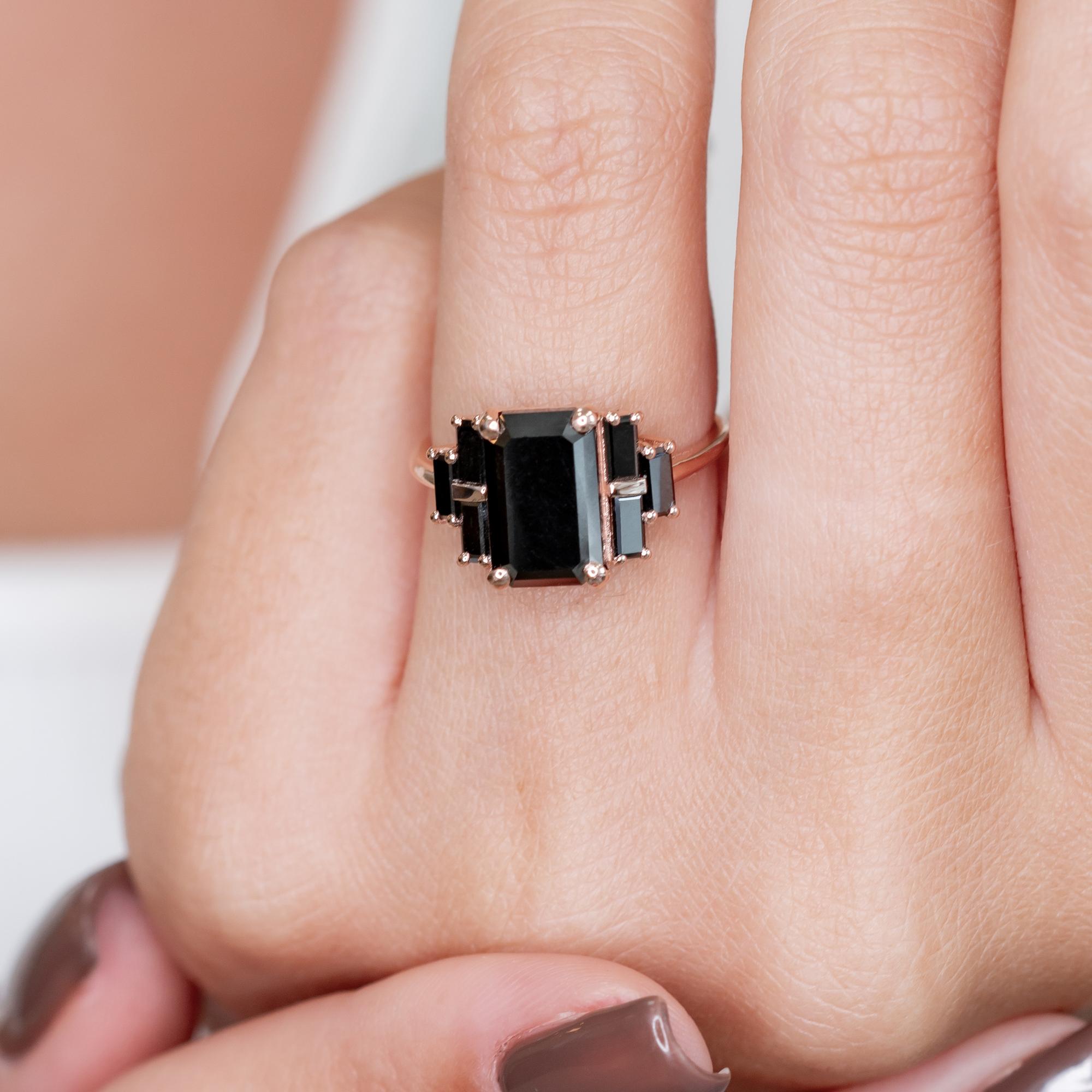 41,10 Karat einzigartiger schwarzer Smaragd & Diamant-Verlobungsring mit Baguetteschliff  im Angebot 1