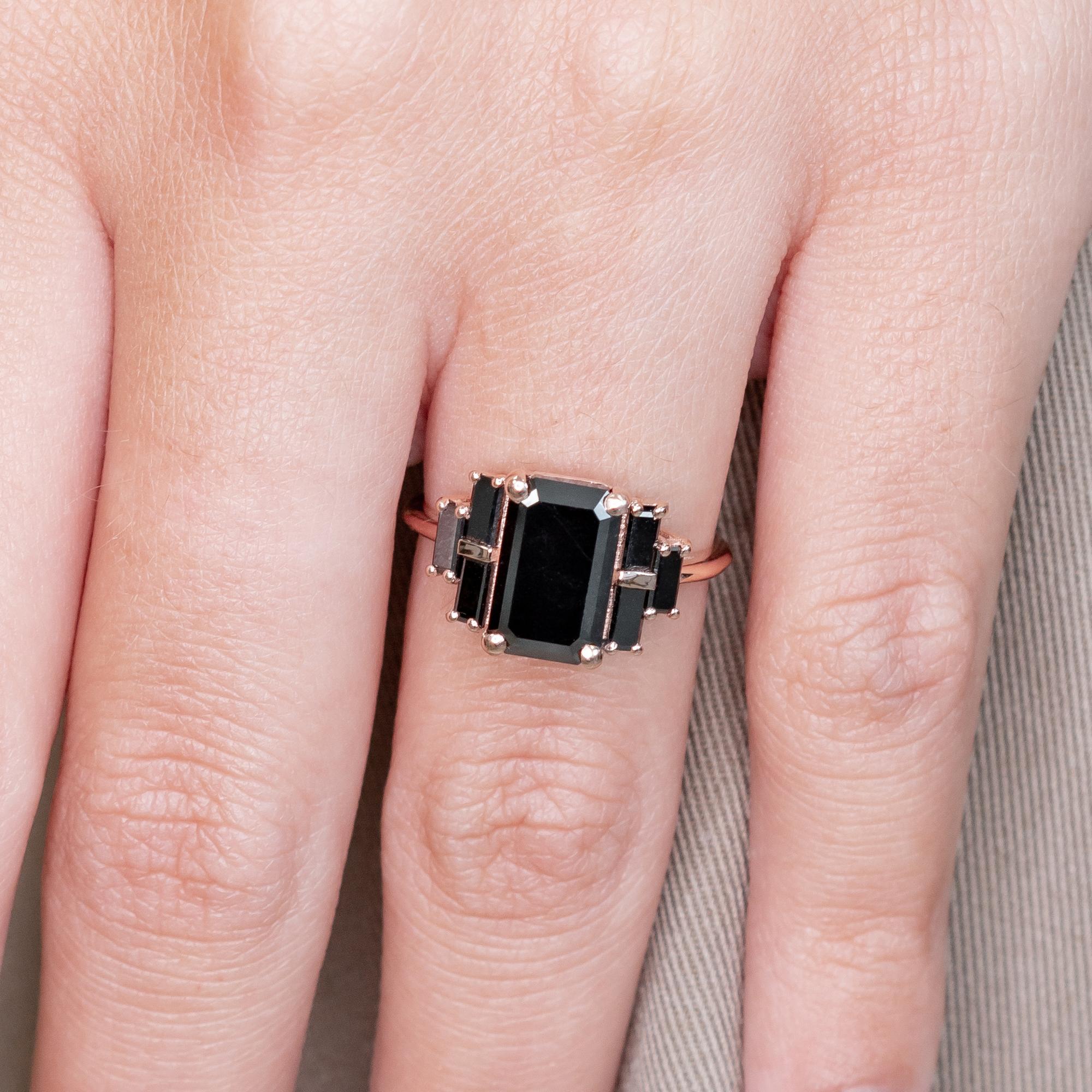 41,10 Karat einzigartiger schwarzer Smaragd & Diamant-Verlobungsring mit Baguetteschliff  im Angebot 2