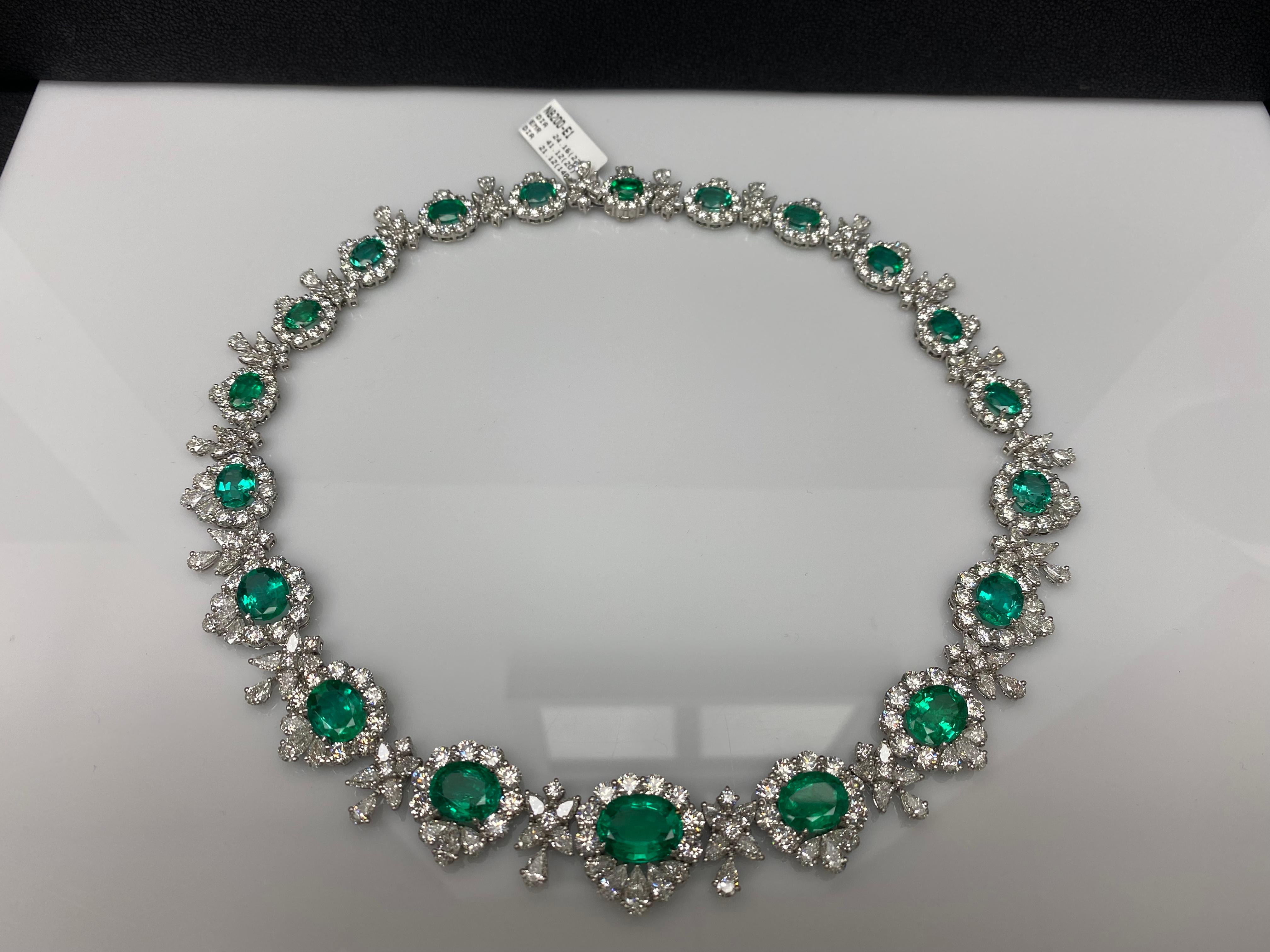 Collar de esmeraldas y diamantes talla oval de 41,12 quilates en platino en venta 4