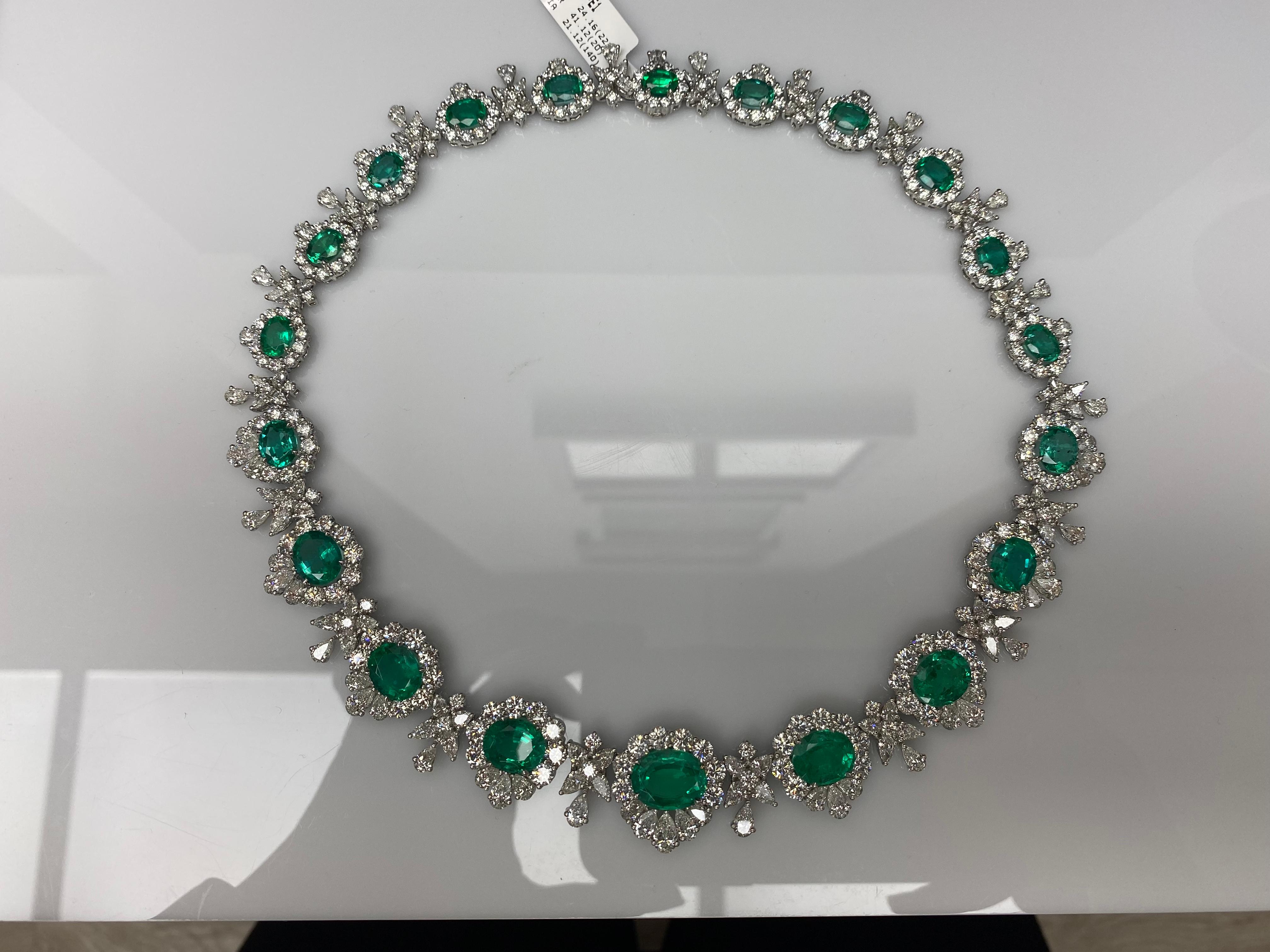 Collar de esmeraldas y diamantes talla oval de 41,12 quilates en platino en venta 5