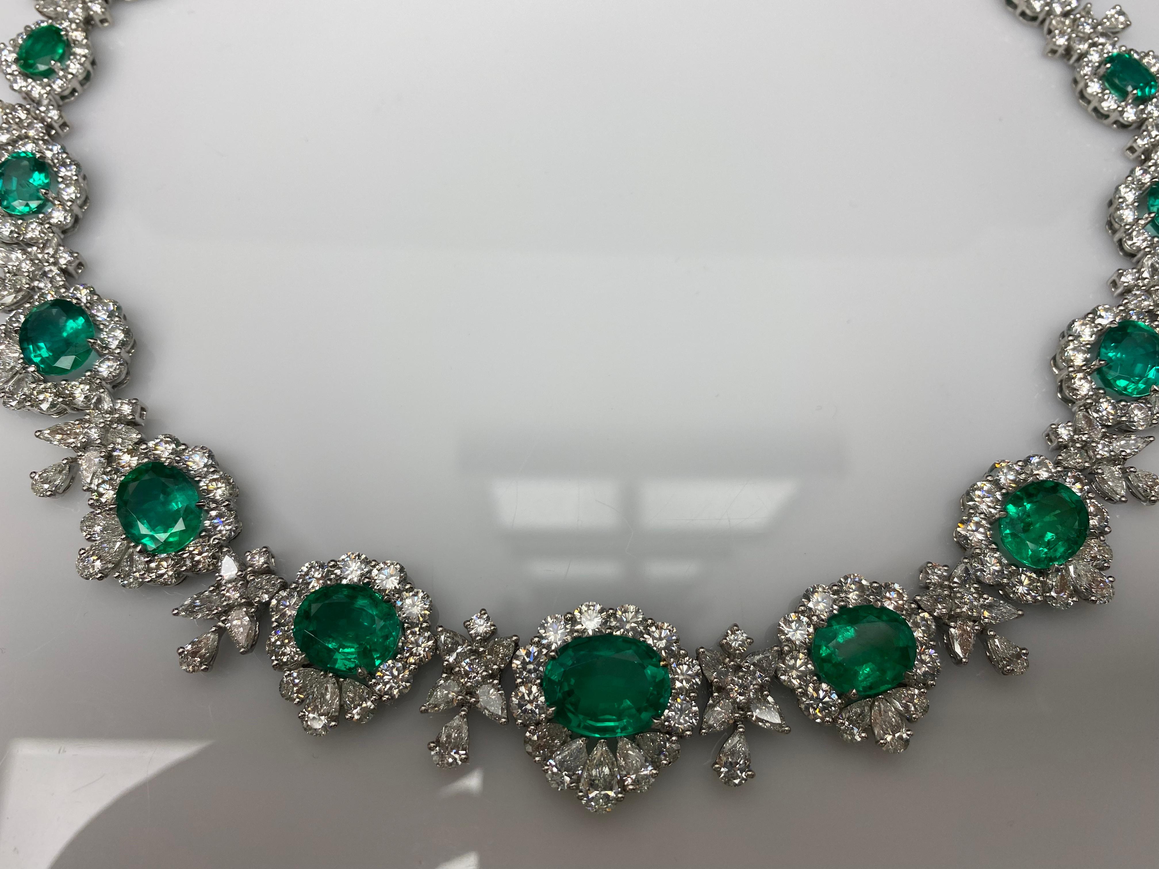 Collar de esmeraldas y diamantes talla oval de 41,12 quilates en platino en venta 6