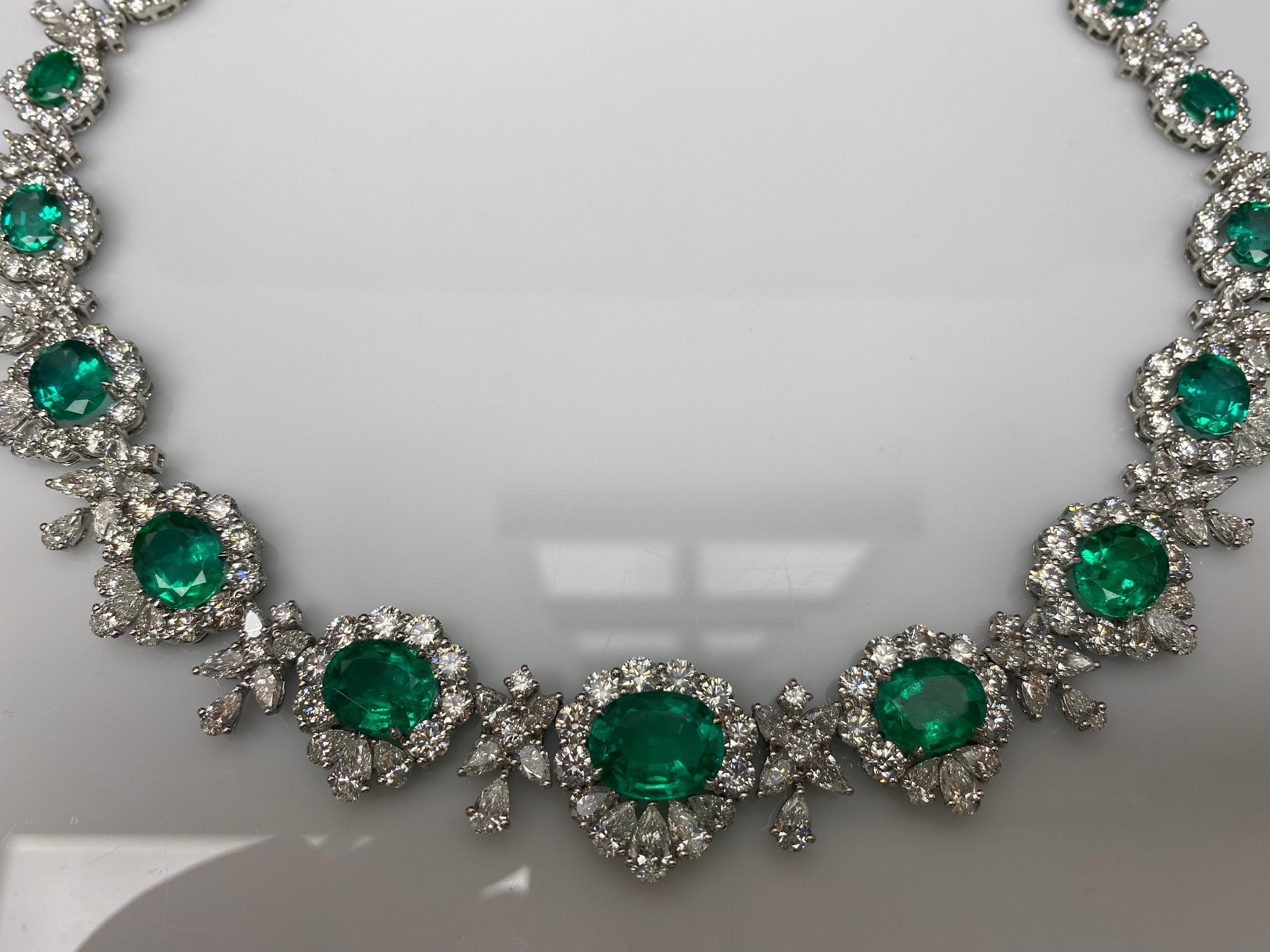 Collar de esmeraldas y diamantes talla oval de 41,12 quilates en platino en venta 7