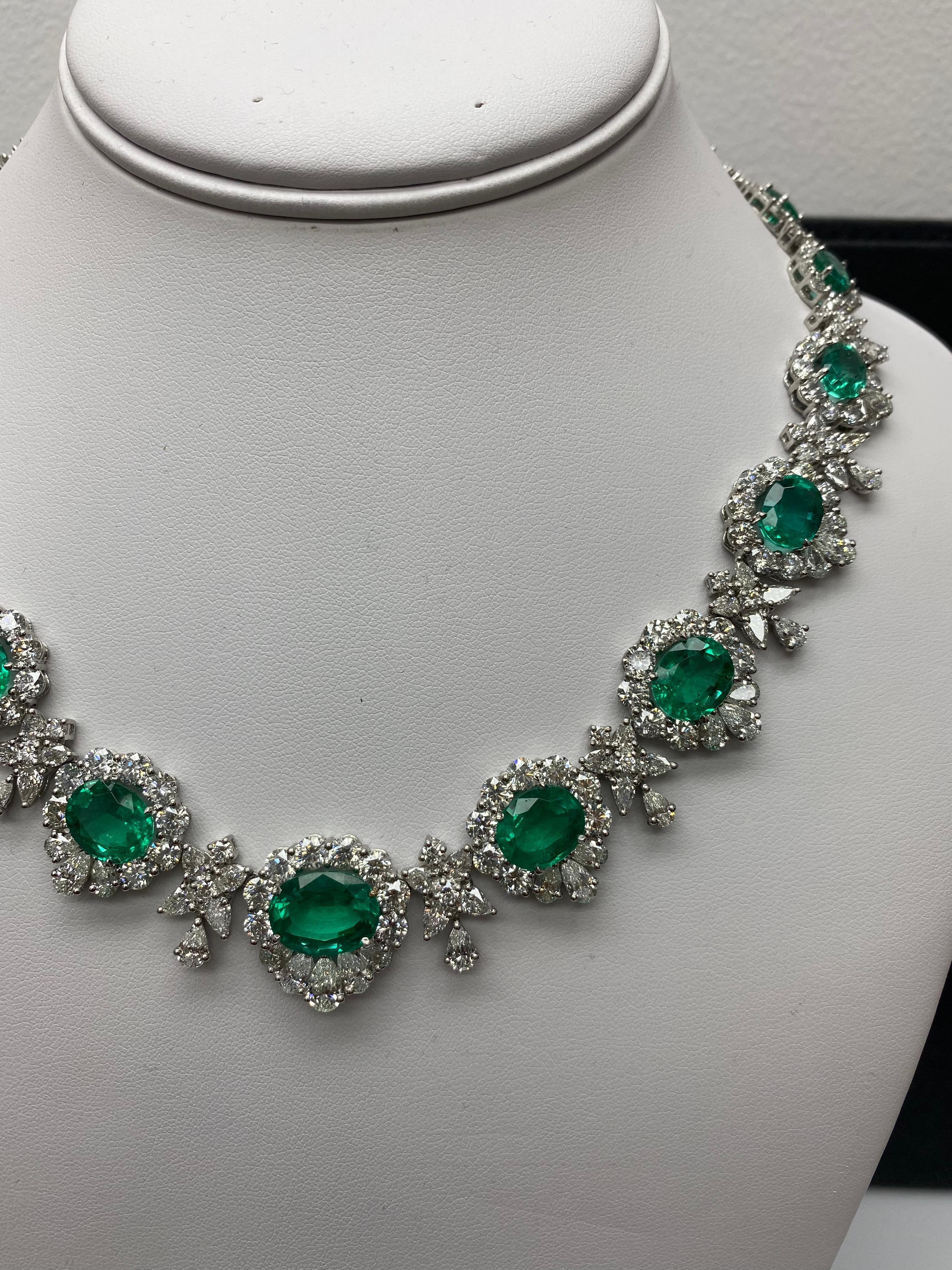 Collar de esmeraldas y diamantes talla oval de 41,12 quilates en platino Contemporáneo en venta