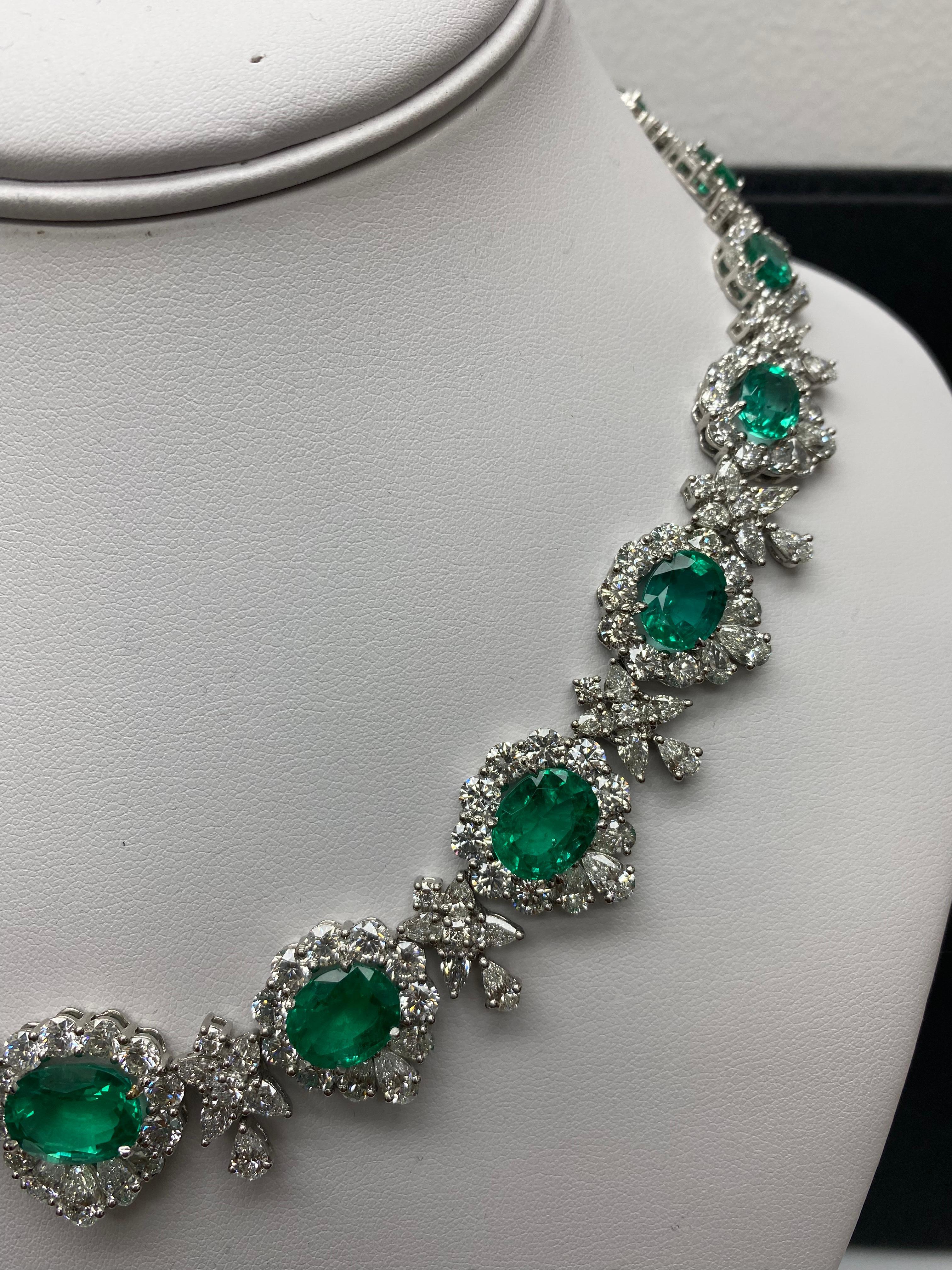 Collar de esmeraldas y diamantes talla oval de 41,12 quilates en platino Corte oval en venta