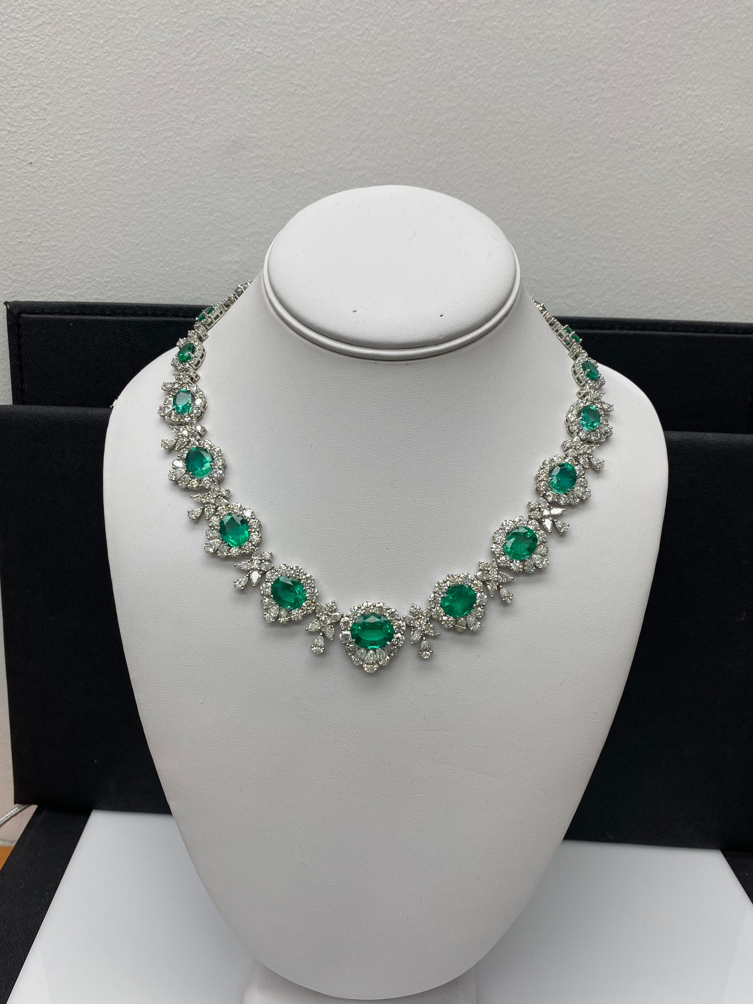 Collar de esmeraldas y diamantes talla oval de 41,12 quilates en platino en Nuevo estado para la venta en NEW YORK, NY