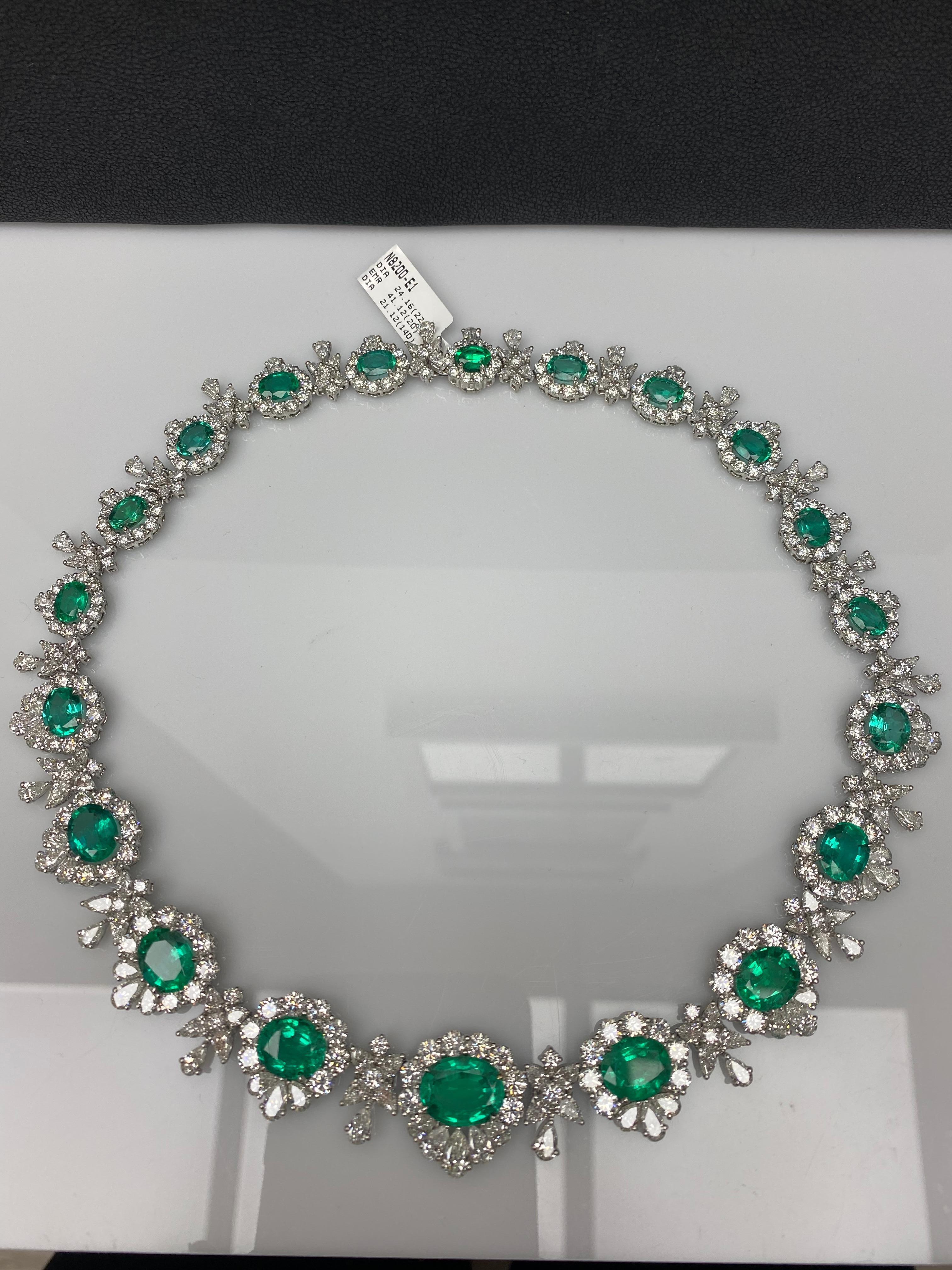 De las mujeres Collar de esmeraldas y diamantes talla oval de 41,12 quilates en platino en venta