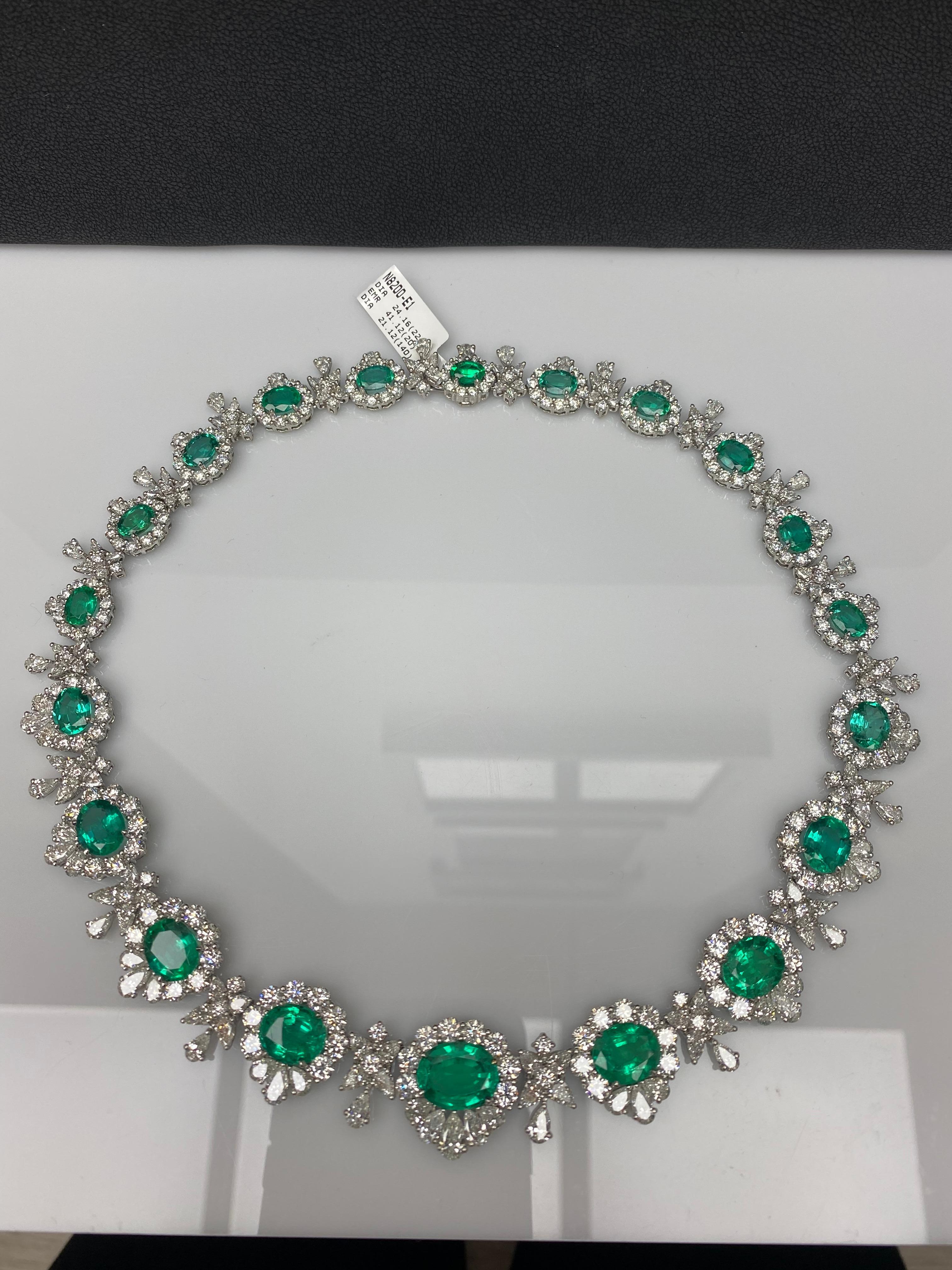 Collar de esmeraldas y diamantes talla oval de 41,12 quilates en platino en venta 1