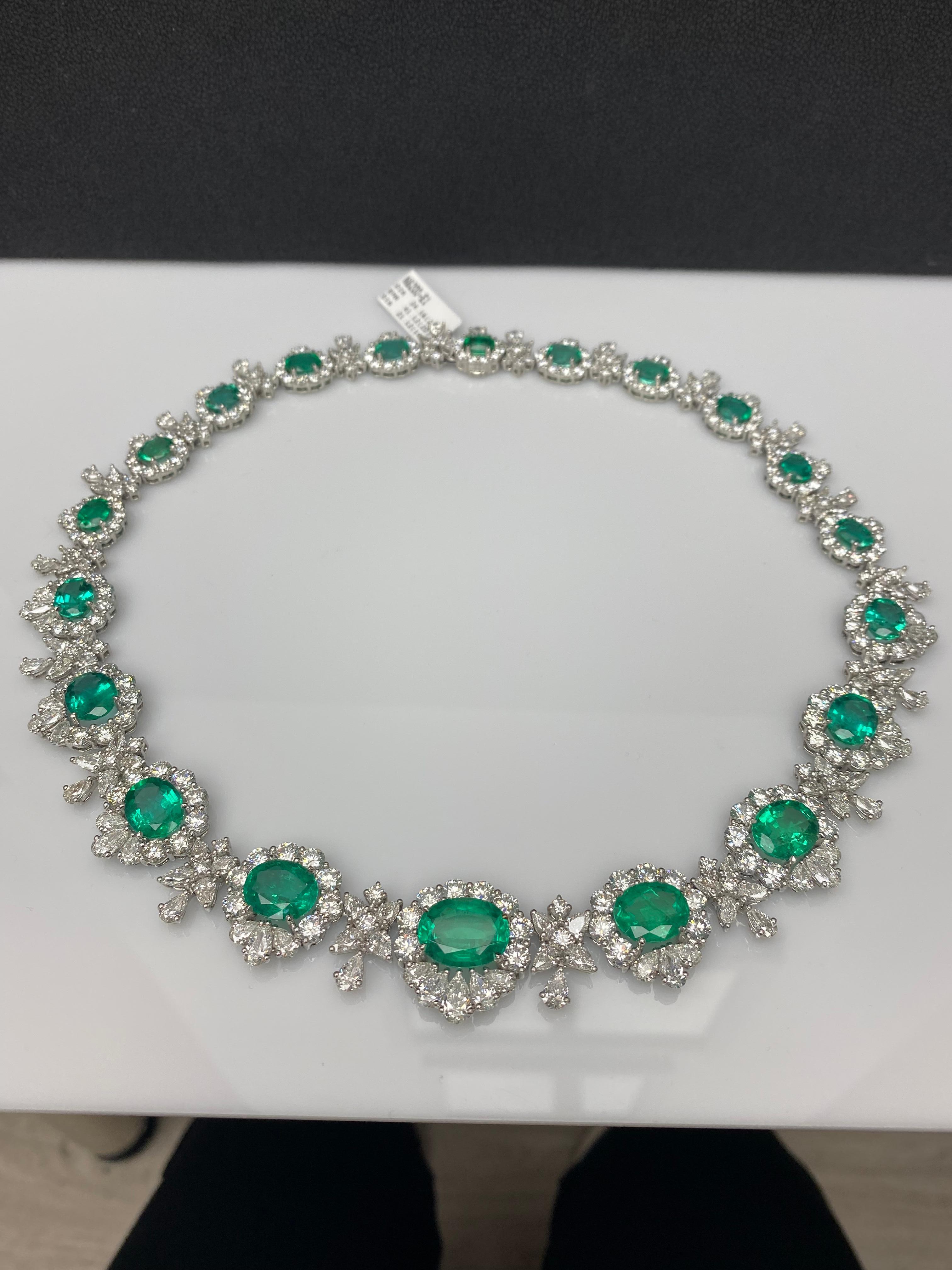 Collar de esmeraldas y diamantes talla oval de 41,12 quilates en platino en venta 2