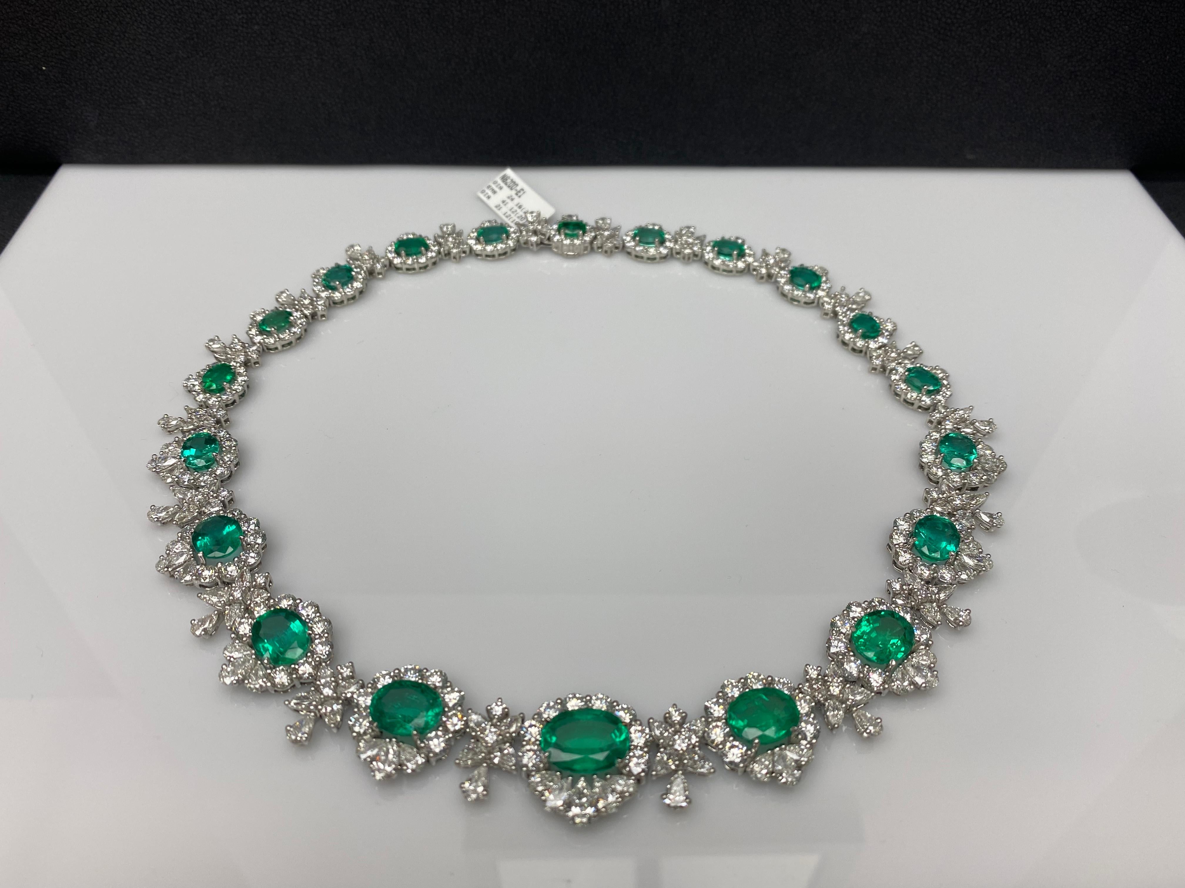Collar de esmeraldas y diamantes talla oval de 41,12 quilates en platino en venta 3