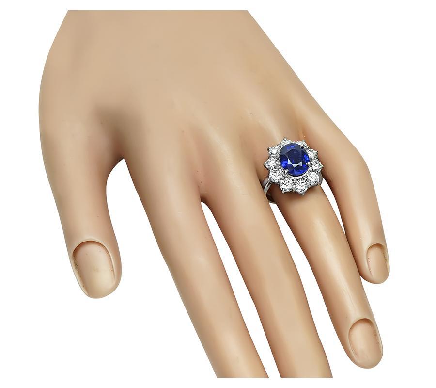 Questo è un incredibile anello di fidanzamento in platino. L'anello è centrato da un grazioso zaffiro di taglio ovale del peso di circa 4.11 carati. Lo zaffiro è accentuato da scintillanti diamanti a taglio rotondo che pesano circa 2.16 carati. Il
