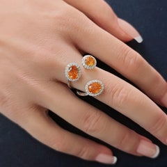 Anillo de oro blanco y amarillo con un diamante redondo de 4,12 quilates y un granate «Fanta»