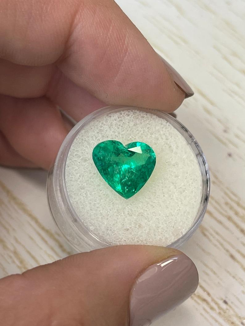 Emerald Cut 4.12 Carat Muzo Green Heart-Cut Colombian Emerald  Minor Oil Loose Gemstone For Sale