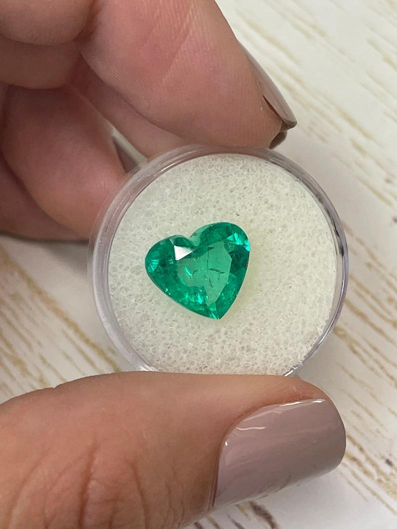 4.12 Carat Muzo Green Heart-Cut Colombian Emerald  Minor Oil Loose Gemstone In New Condition For Sale In Jupiter, FL