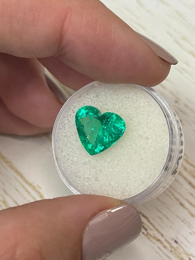 Women's 4.12 Carat Muzo Green Heart-Cut Colombian Emerald  Minor Oil Loose Gemstone For Sale