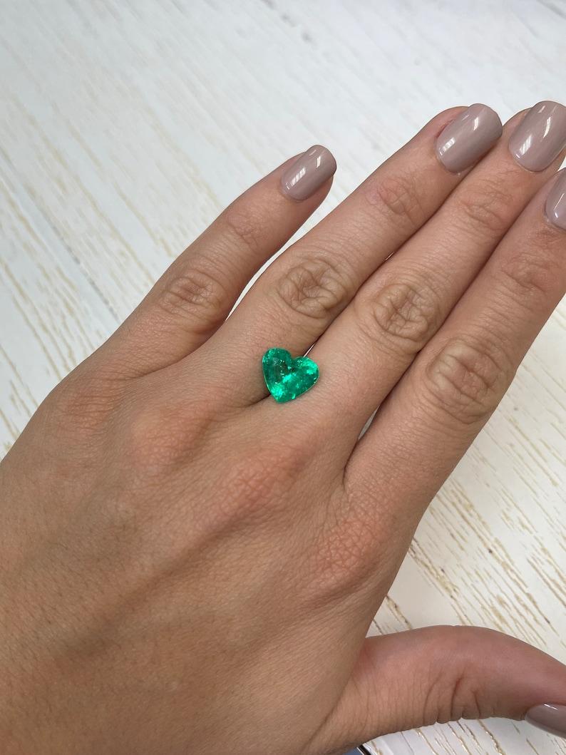 4.12 Carat Muzo Green Heart-Cut Colombian Emerald  Minor Oil Loose Gemstone For Sale 2