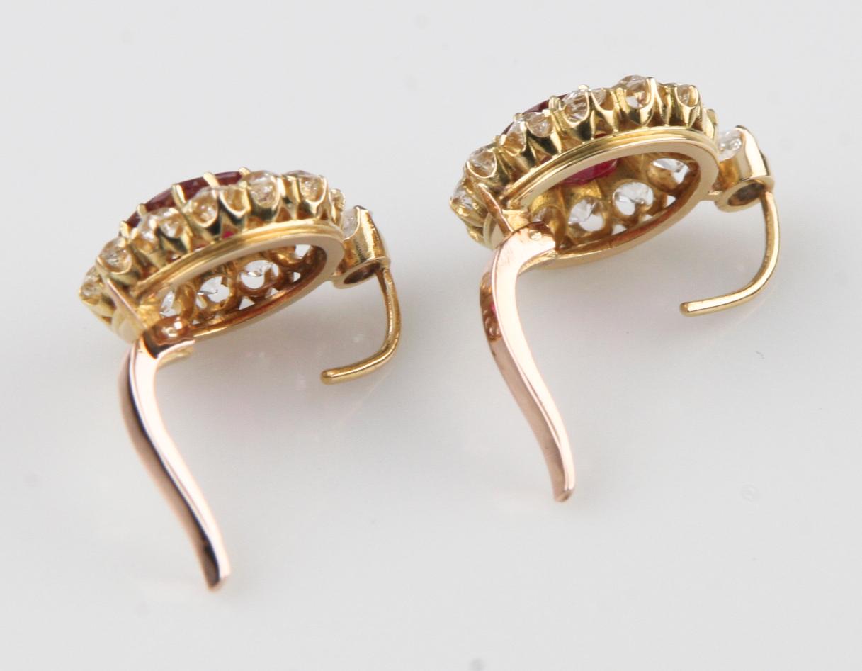 Pendientes de diamantes de oro amarillo con rubí natural inalterado de 4,12 quilates Corte cojín en venta