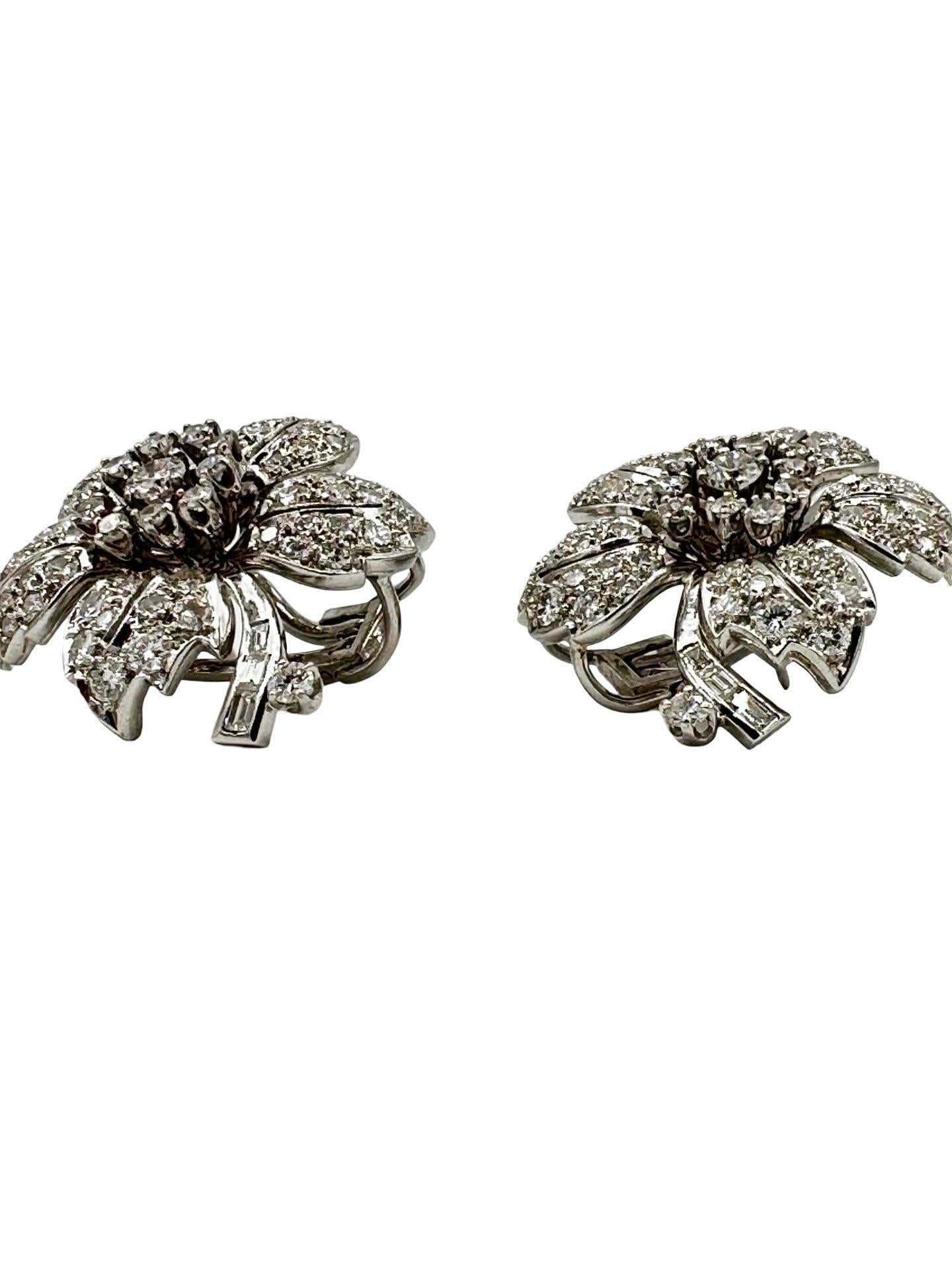 Questi splendidi orecchini a fiore sono realizzati con 144 diamanti rotondi incastonati nel platino, con sei diamanti baguette come gambo.  I diamanti rotondi sono un mix di tagli rotondi a brillante e tagli singoli, incastonati e incastonati.  I