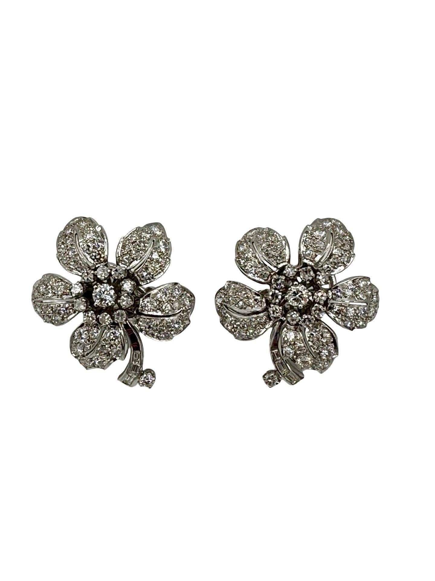 Rétro Orecchini a clip in platino con fiore di diamante da 4,12 carati in vendita