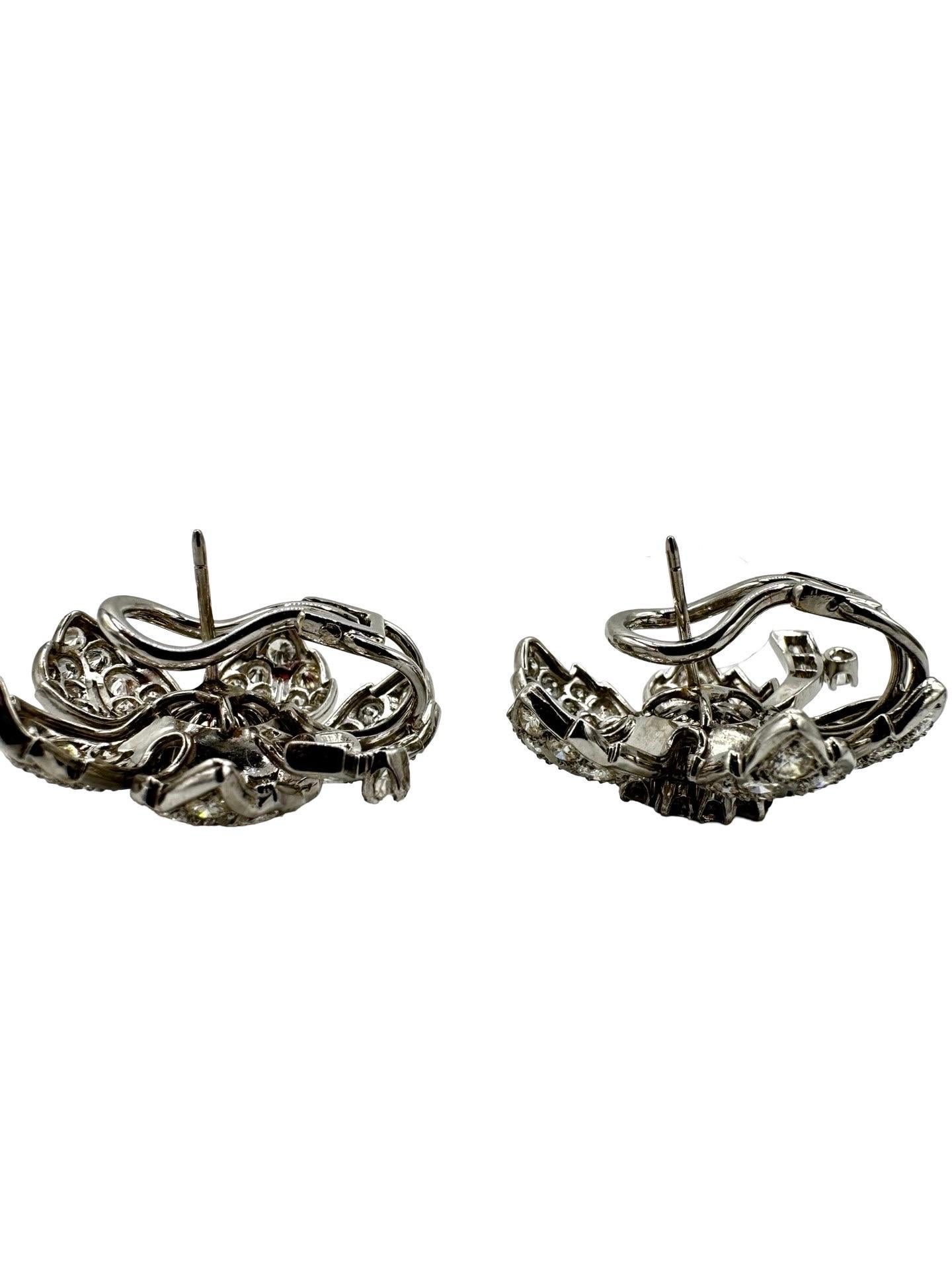 Taglio rotondo Orecchini a clip in platino con fiore di diamante da 4,12 carati in vendita