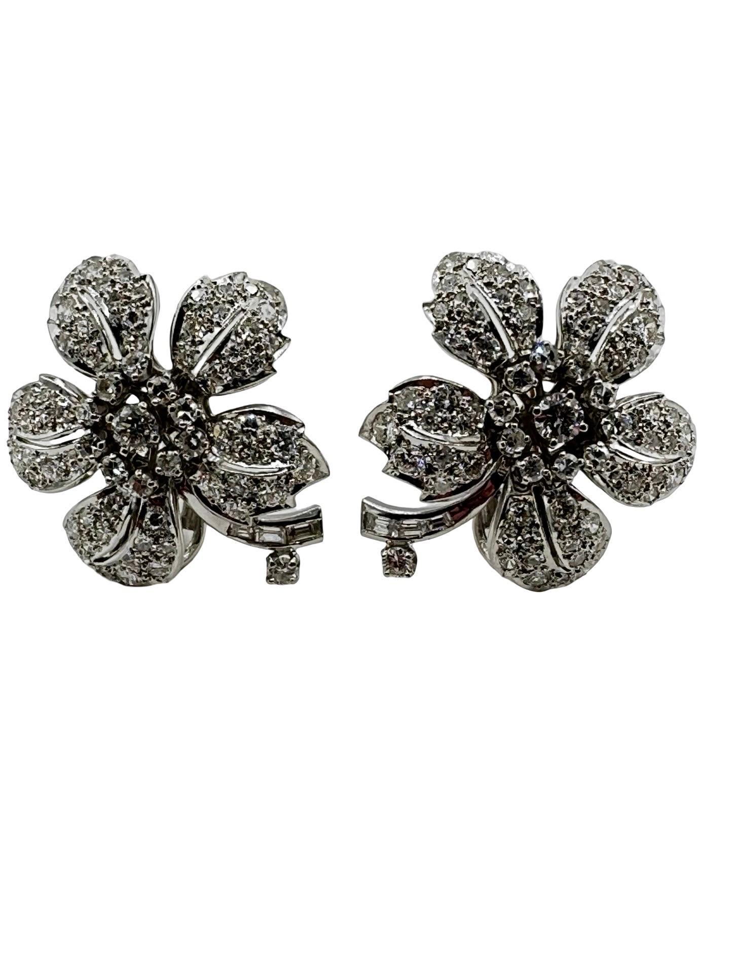 Orecchini a clip in platino con fiore di diamante da 4,12 carati In condizioni ottime in vendita a Chevy Chase, MD