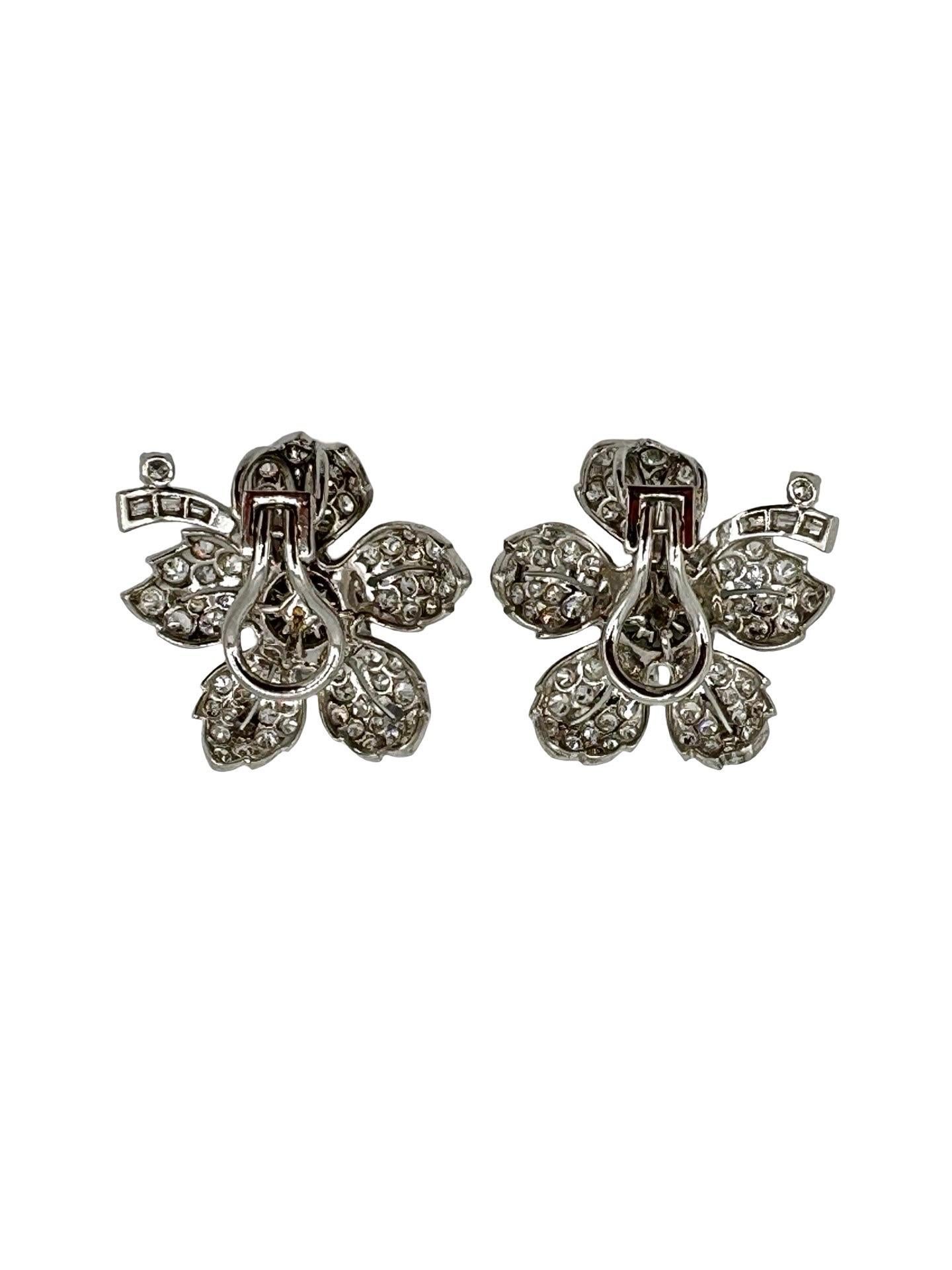 Orecchini a clip in platino con fiore di diamante da 4,12 carati in vendita 1
