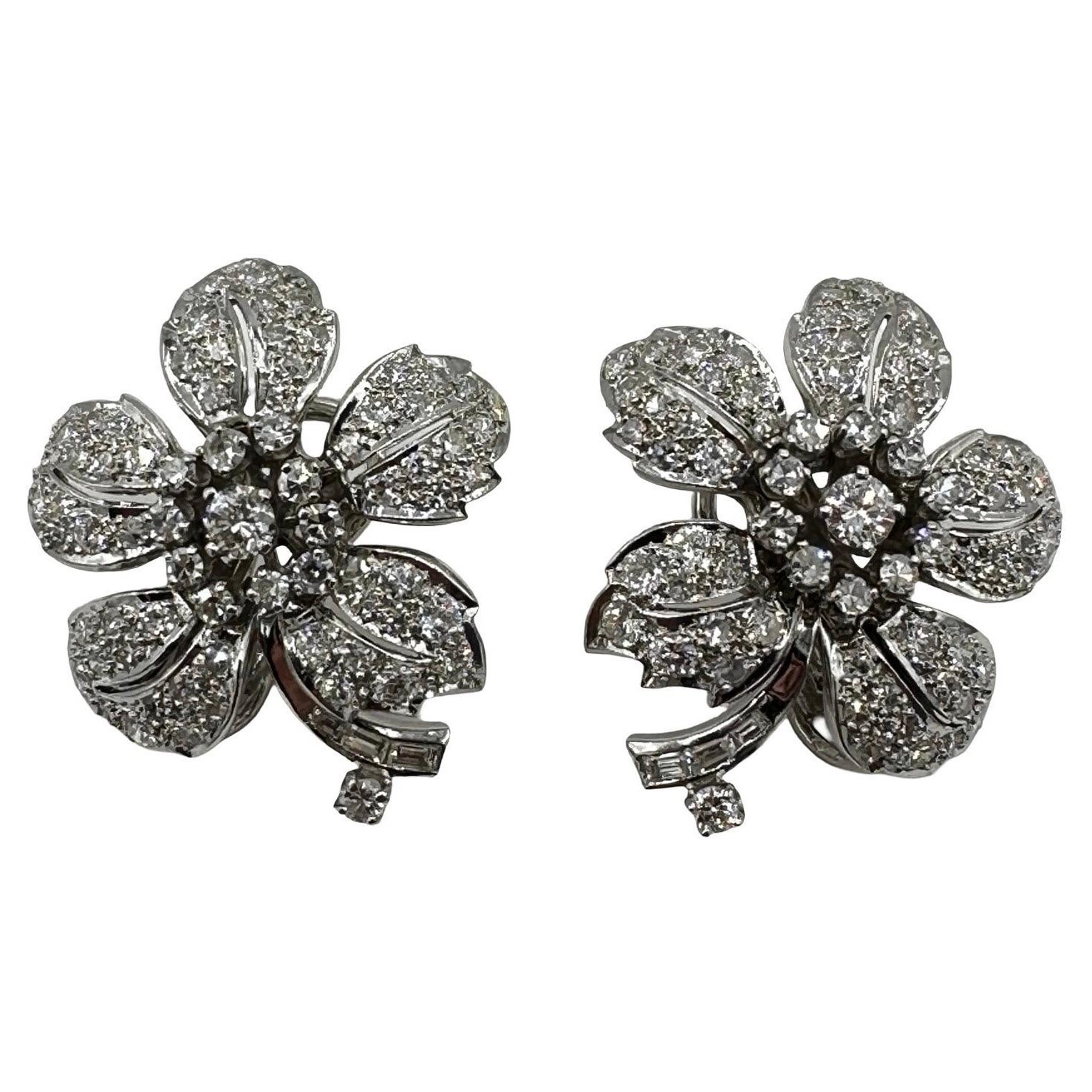 Orecchini a clip in platino con fiore di diamante da 4,12 carati