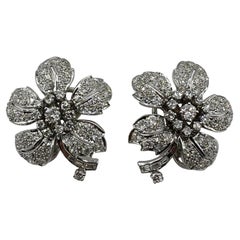 Boucles d'oreilles à pince fleur en platine 4,12 carats de diamants