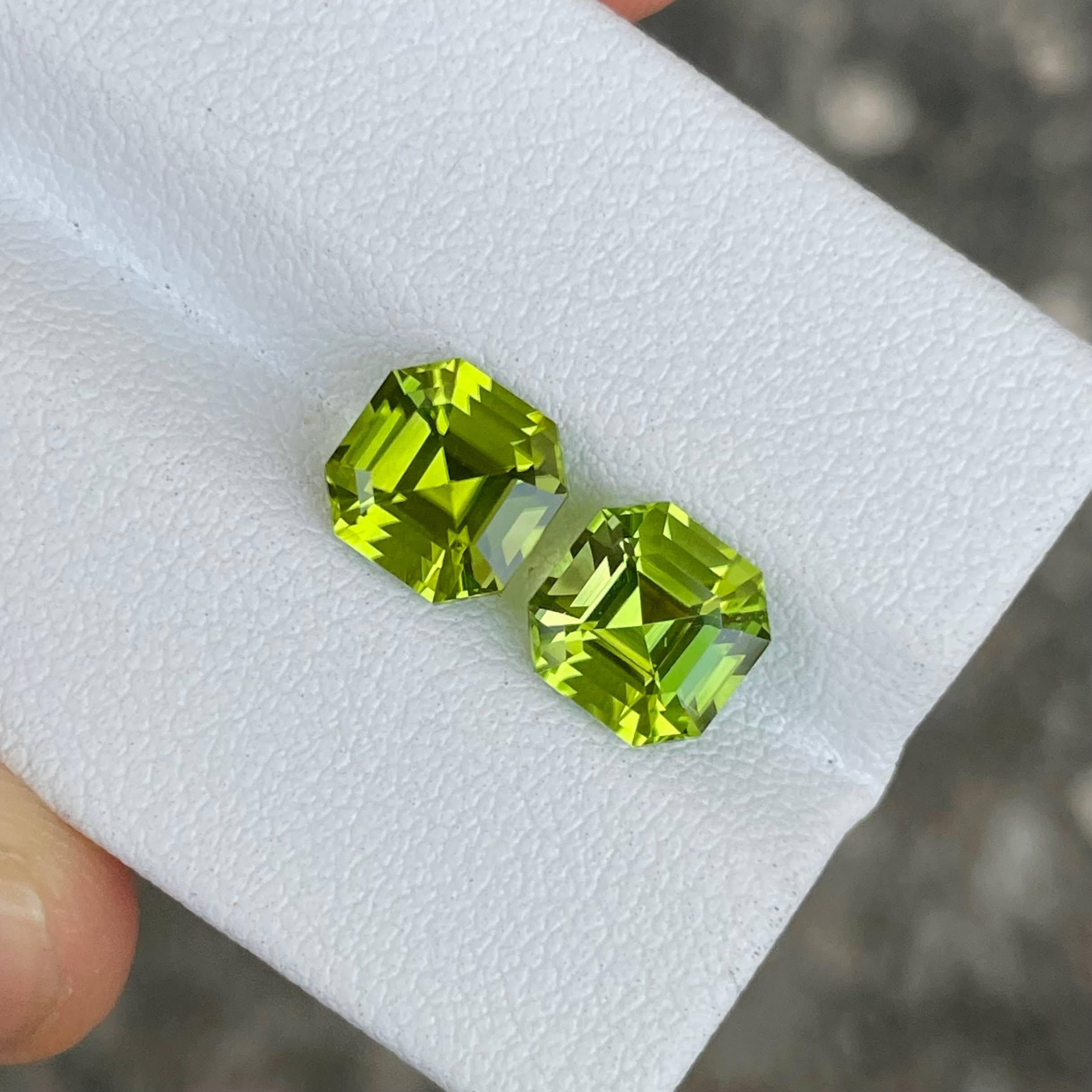 Peso 4,12 quilates 
Dimensiones 7,3x7,2x5,3 mm
Tratamiento ninguno 
Origen Pakistán 
Claridad ojo limpio 
Forma octógono 
Corte asscher 



Este asombroso par de gemas de Peridoto natural de talla Asscher tiene un peso total de 4,12 quilates, y