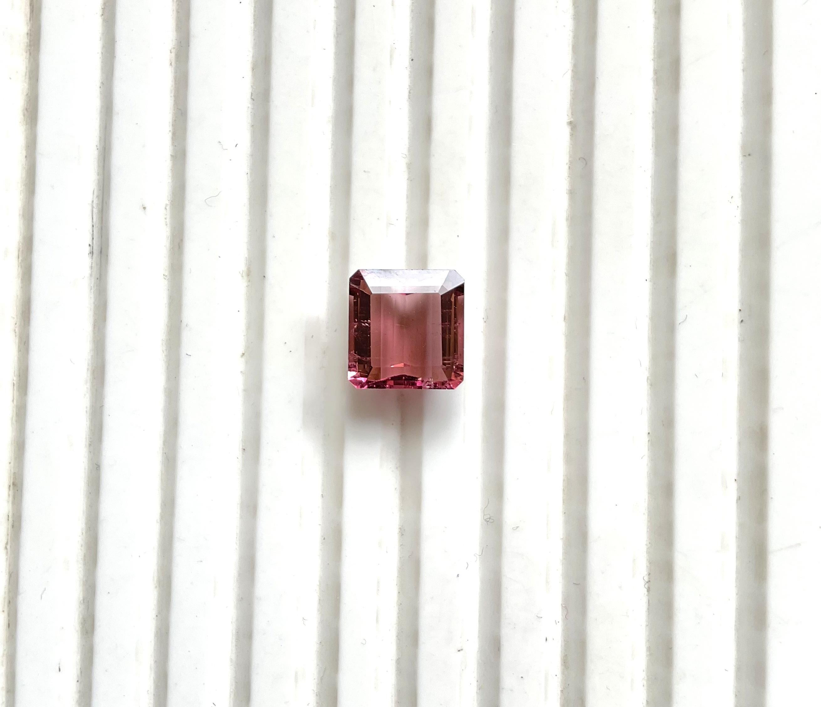 4.12 Carats Pink Peach Tourmaline Octa Faceted Cut stone Top Quality Natural gem

Pierre précieuse - Tourmaline
Poids - 4,12 carats
Forme - octogone
Taille -  9.5x9x5 MM
Pièces - 1