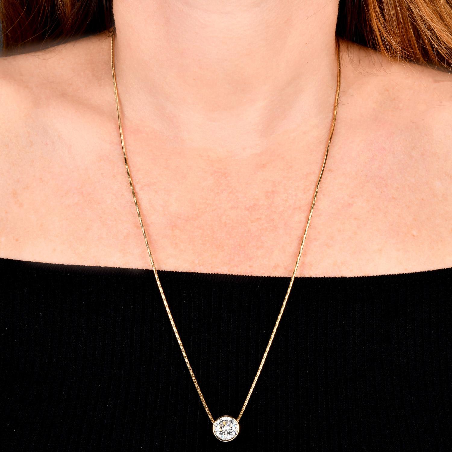 Pendentif solitaire en or jaune serti d'un chaton de 4,12 carats de diamants ronds en vente 5