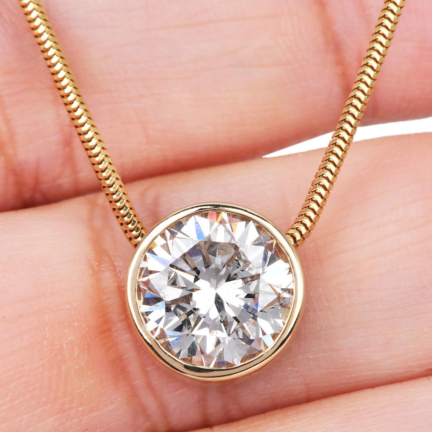 Pendentif solitaire en or jaune serti d'un chaton de 4,12 carats de diamants ronds en vente 6