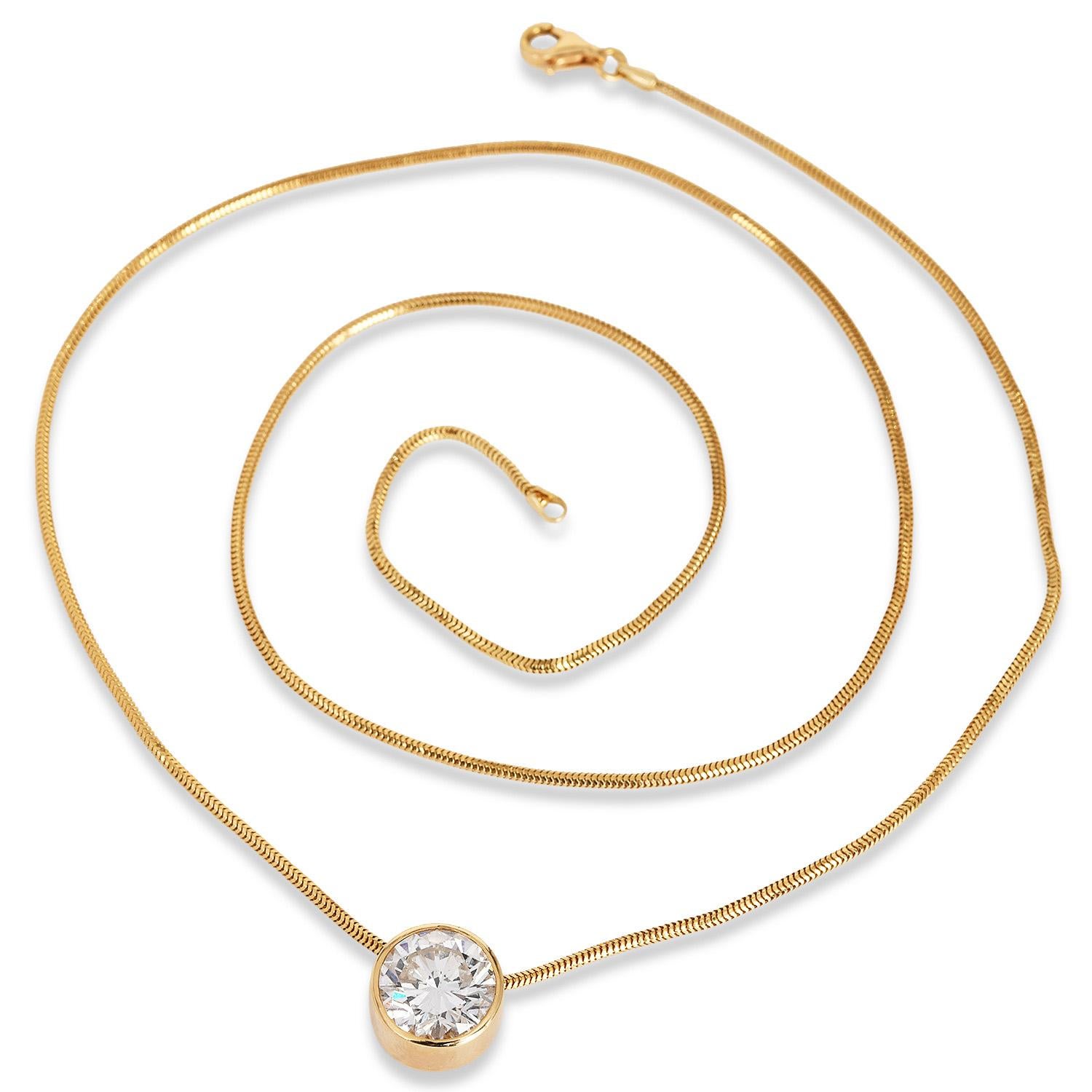 Taille ronde Pendentif solitaire en or jaune serti d'un chaton de 4,12 carats de diamants ronds en vente