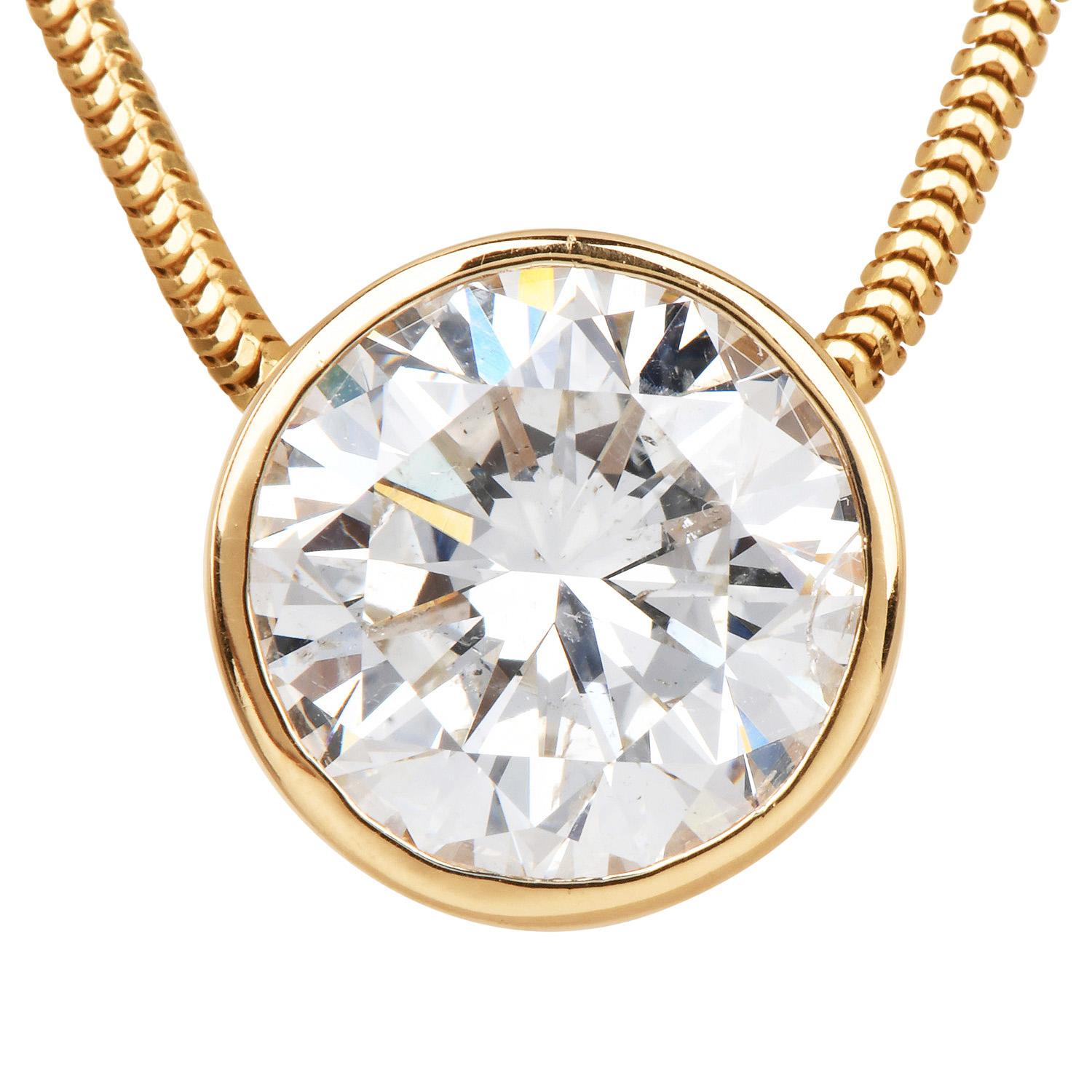 Pendentif solitaire en or jaune serti d'un chaton de 4,12 carats de diamants ronds en vente 1
