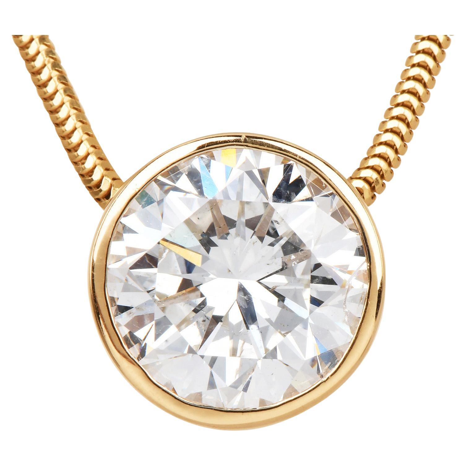 Pendentif solitaire en or jaune serti d'un chaton de 4,12 carats de diamants ronds