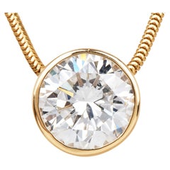 Colgante solitario de oro amarillo con diamante redondo engastado en bisel de 4,12 quilates