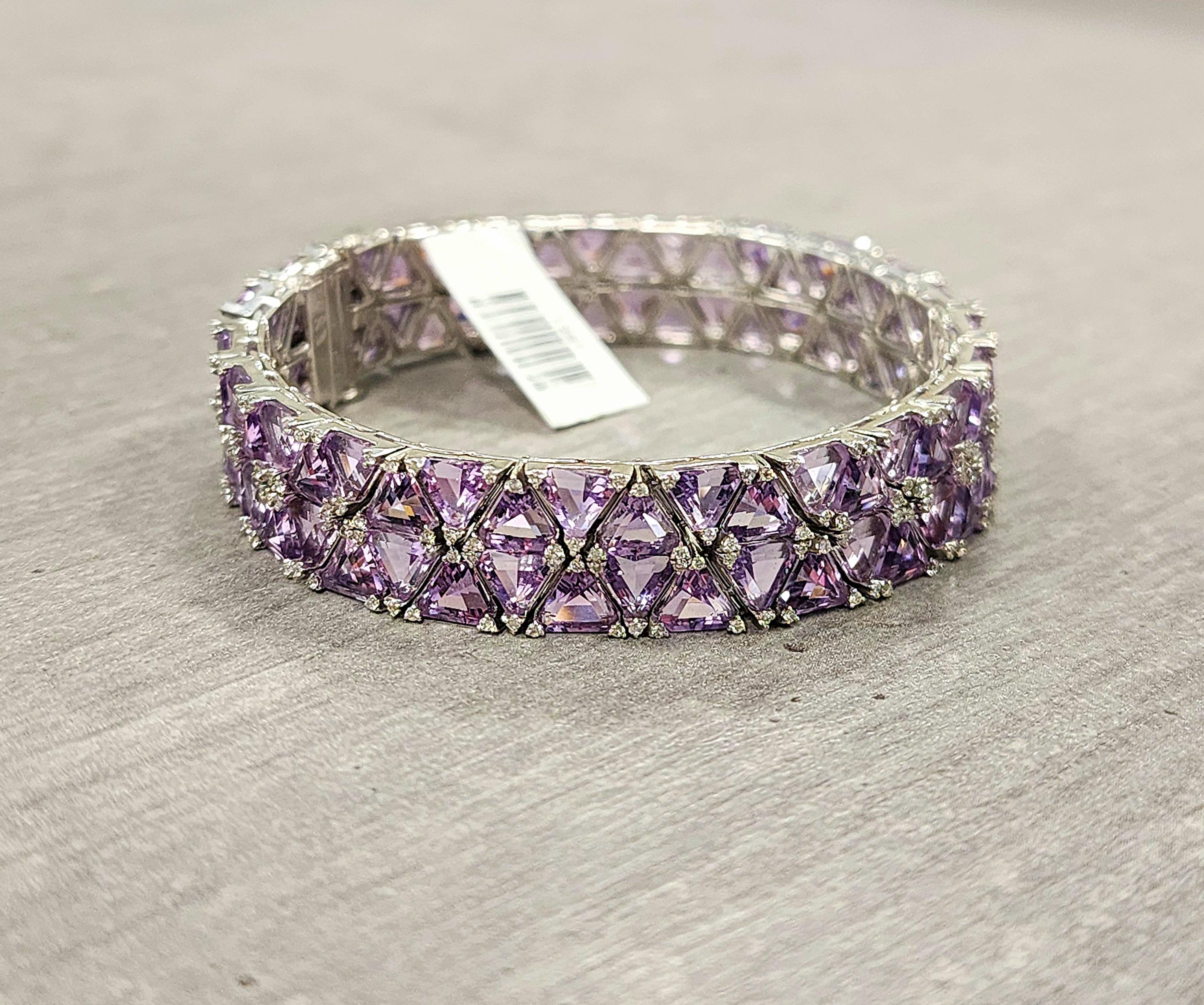 Questo straordinario bracciale di ametista naturale e diamanti vanta un totale di 41,29 carati. Il bracciale presenta 92 ametiste naturali a forma di trilione del peso di 39,90 ct. I 276 diamanti del bracciale sono 1,39 ct e hanno un colore F/G e