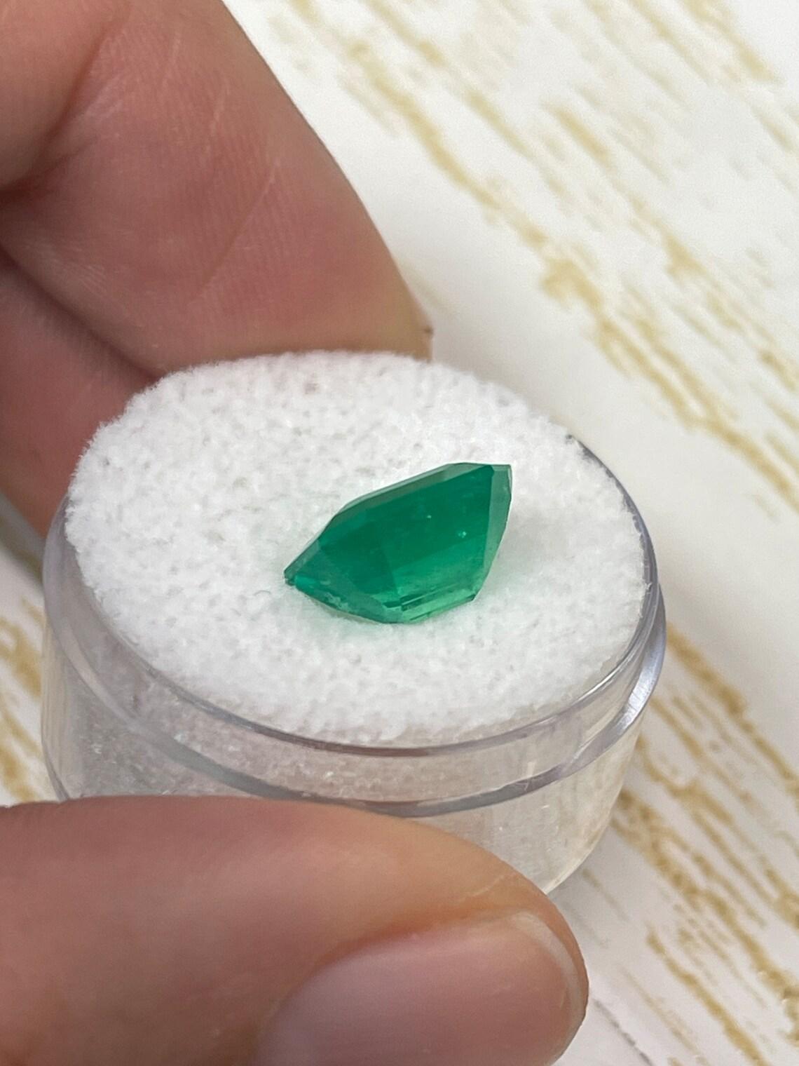 4.12ct Vivid Yellowish Muzo Green Colombian Emerald 10.5x9.7mm Emerald Cut For Sale 2