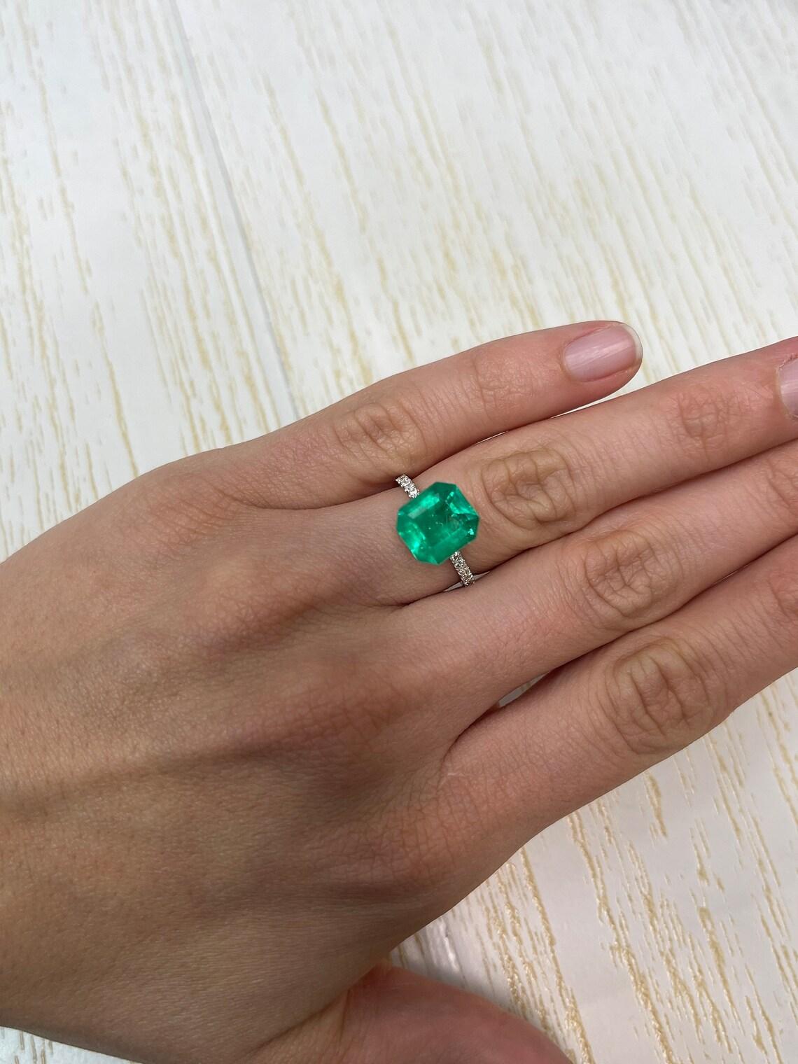 4.12ct Vivid Yellowish Muzo Green Colombian Emerald 10.5x9.7mm Emerald Cut For Sale 3