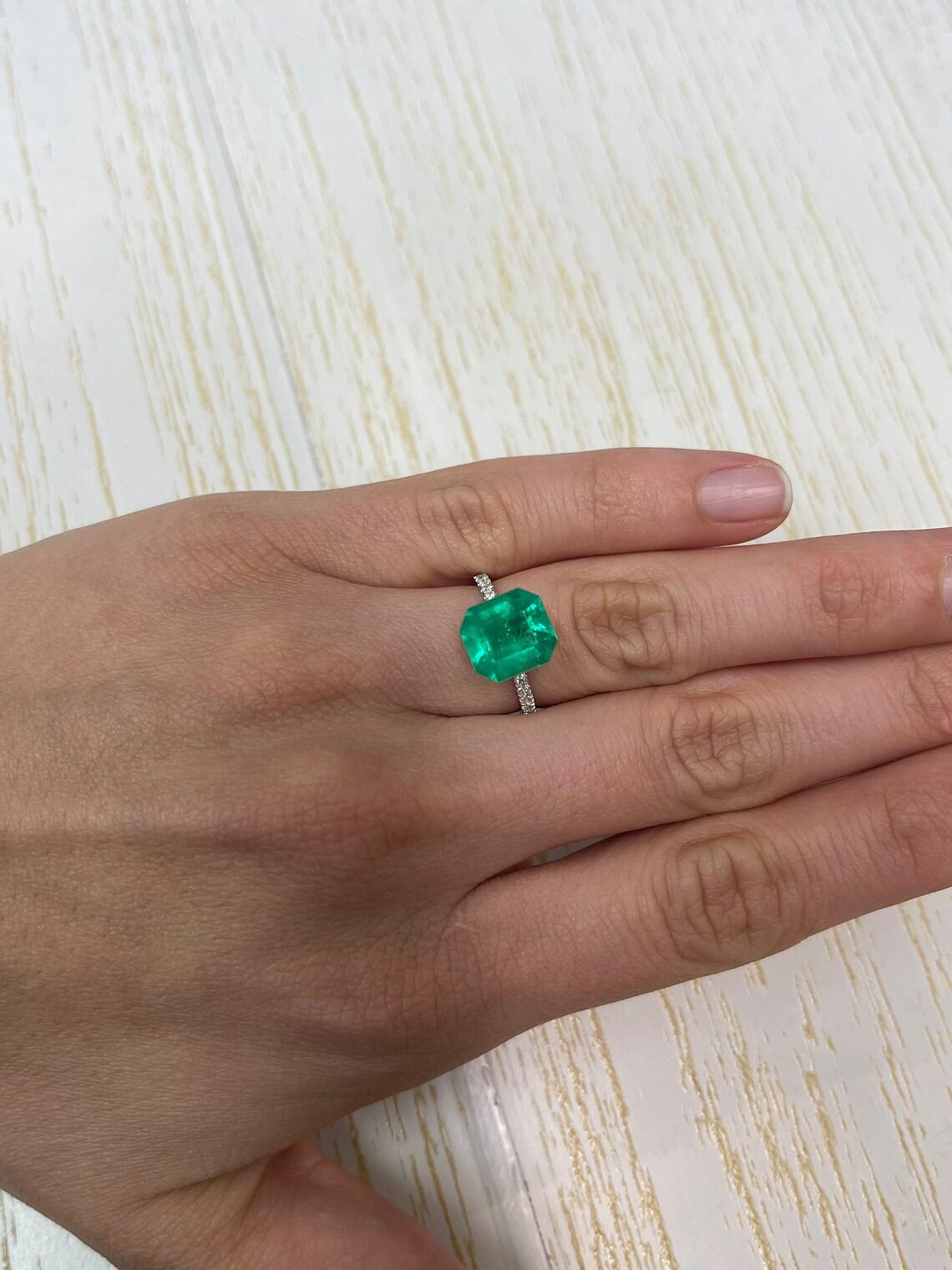4.12ct Vivid Yellowish Muzo Green Colombian Emerald 10.5x9.7mm Emerald Cut For Sale 4