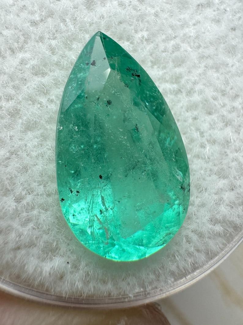 Piedra: Esmeralda
Peso: 4,13 quilates
Forma: Corte Pera
Claridad: Transparente
Lustre: Muy bueno
Color: Verde azulado claro
Medidas: 14,57 mm x 8,75 mm x 6,19 mm
Origen geográfico: Colombia
Tratamiento: Natural, Engrasado

Observaciones: Debido a