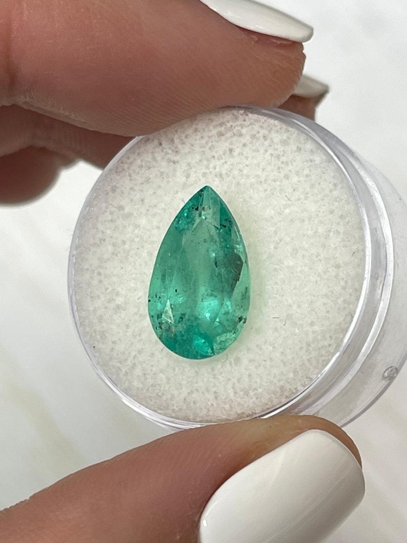 Esmeralda colombiana verde menta de 4,13 quilates - Lágrima talla pera Birthstone de mayo Moderno en venta