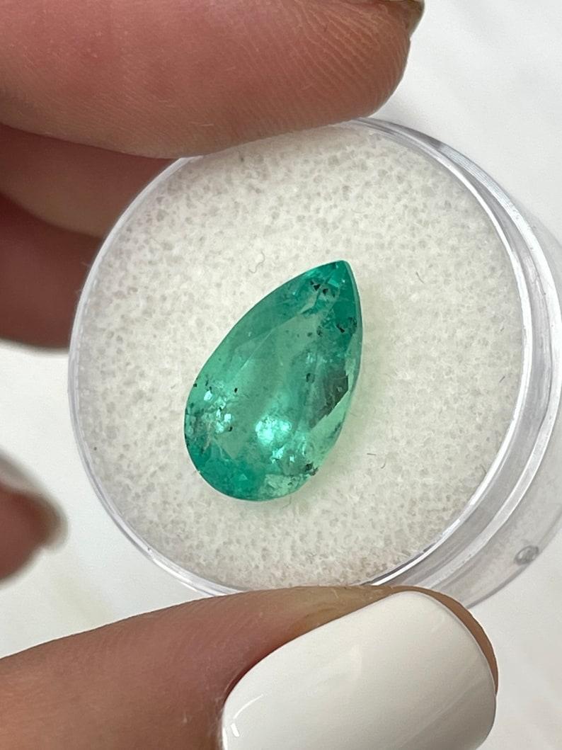 Esmeralda colombiana verde menta de 4,13 quilates - Lágrima talla pera Birthstone de mayo en venta 1