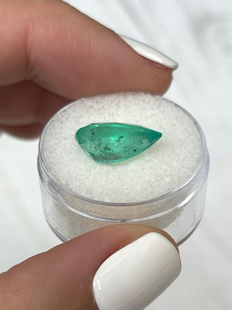 Esmeralda colombiana verde menta de 4,13 quilates - Lágrima talla pera Birthstone de mayo en venta 2