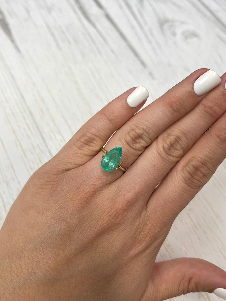Esmeralda colombiana verde menta de 4,13 quilates - Lágrima talla pera Birthstone de mayo en venta 3