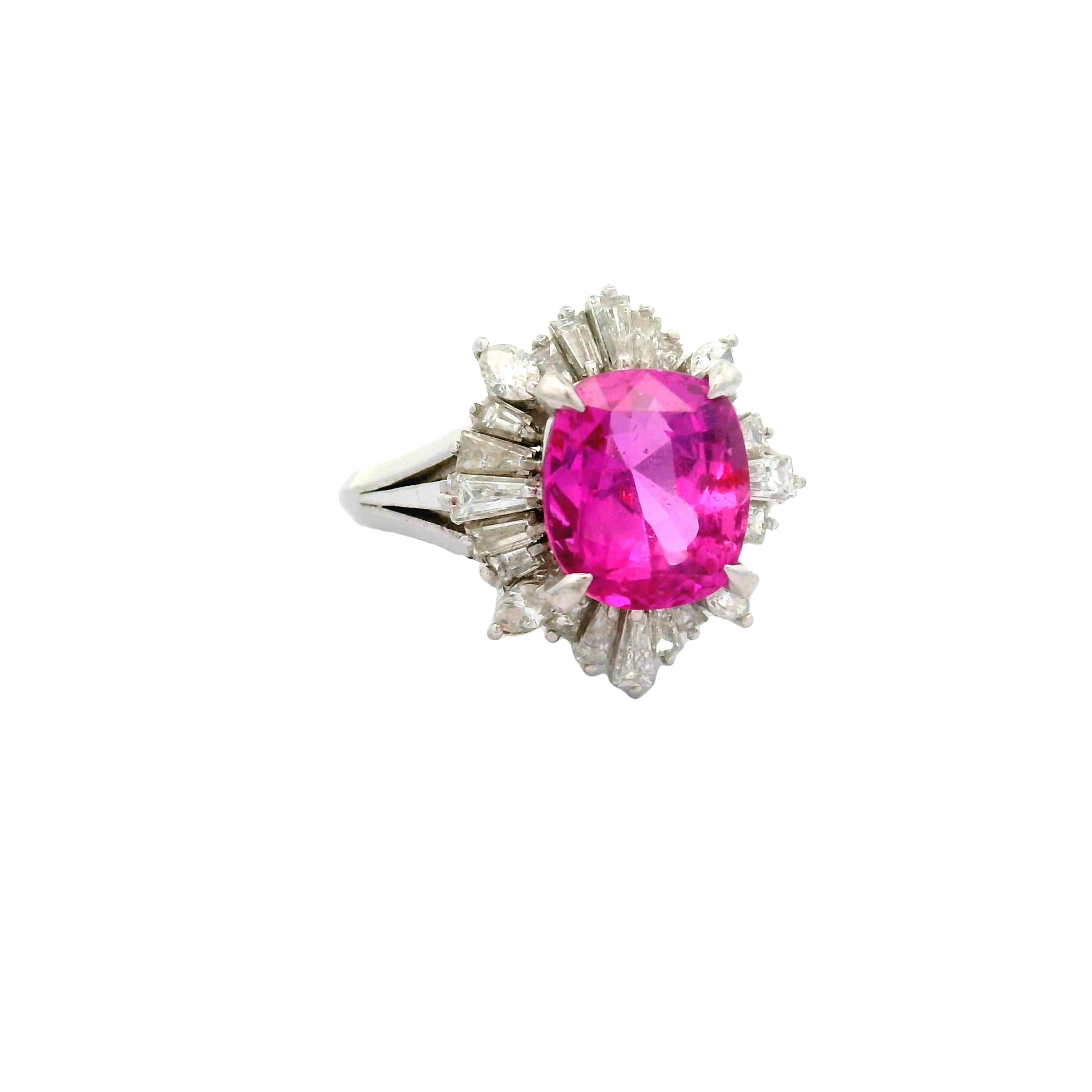 Ein zeitgenössischer Ring mit einem außergewöhnlich feinen rosafarbenen Saphir im Kissenschliff von 4,13 Karat als Herzstück. Es hat eine hervorragende lebendige rosa Farbe, die einfach elektrisch ist. Dies ist eine der schönsten Farben, die wir bei