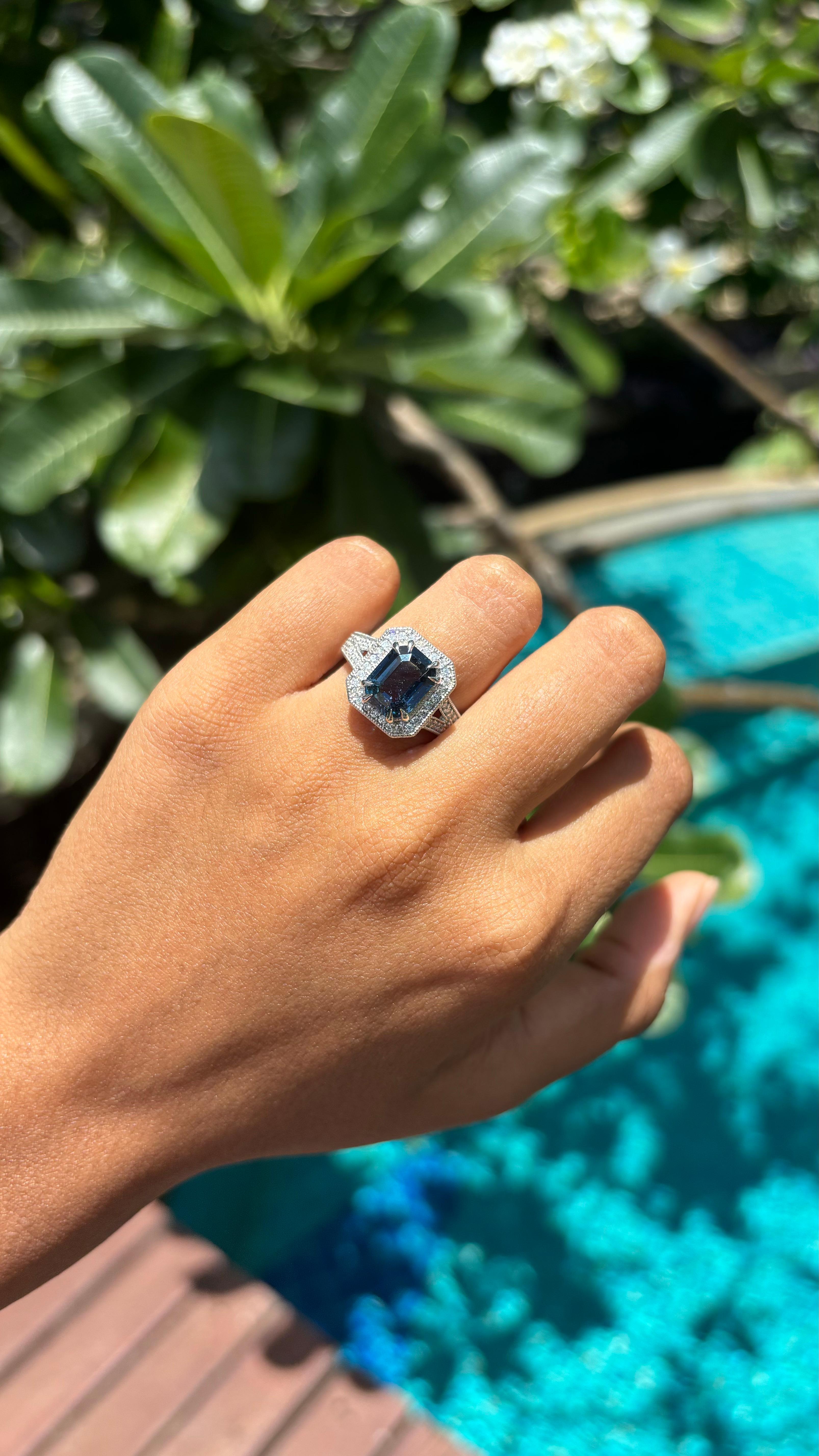 4.13 Carat No-Heat Sapphire and Diamond Ring in 18K White Gold For Sale 1